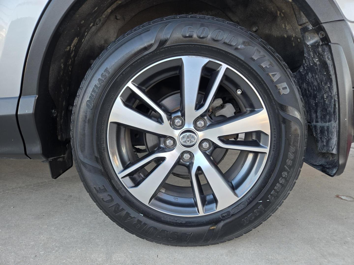 2016 SILVER Toyota RAV4 XLE FWD (2T3WFREV9GW) with an 2.5L L4 DOHC 16V engine, 6A transmission, located at 503 West Court, Seguin, TX, 78155, (830) 379-3373, 29.568621, -97.969803 - Photo#8