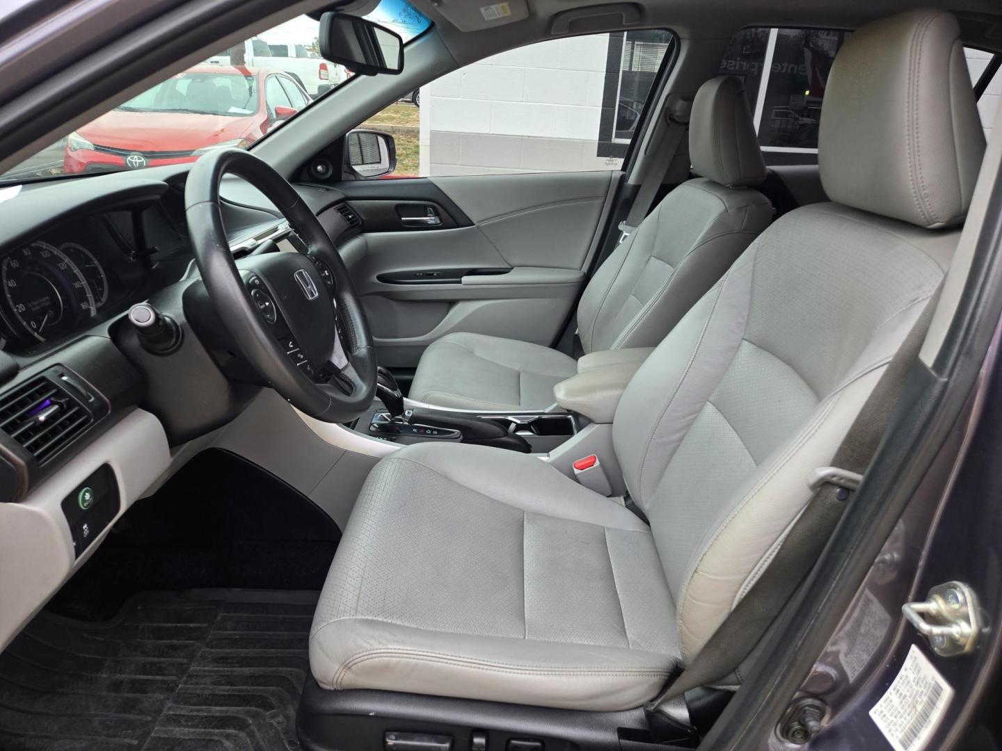 2015 GRAY Honda Accord Touring V6 Sedan (1HGCR3F98FA) with an 3.5L V6 SOHC 24V engine, 6-Speed Automatic transmission, located at 503 West Court, Seguin, TX, 78155, (830) 379-3373, 29.568621, -97.969803 - 2015 Honda Accord Touring with a 3.5L V6 SOHC 24V, Automatic, Tilt, Cruise, AM/FM/CD/AUX Touchscreen Stereo, Power Windows, Locks, Seat and Side Mirrors, Bluetooth, Navigation System, Leather Seating, Dual Climate Control, Power Sunroof, Tinted Windows, Alloy Wheels, Backup Camera, Rear Defroster an - Photo#4