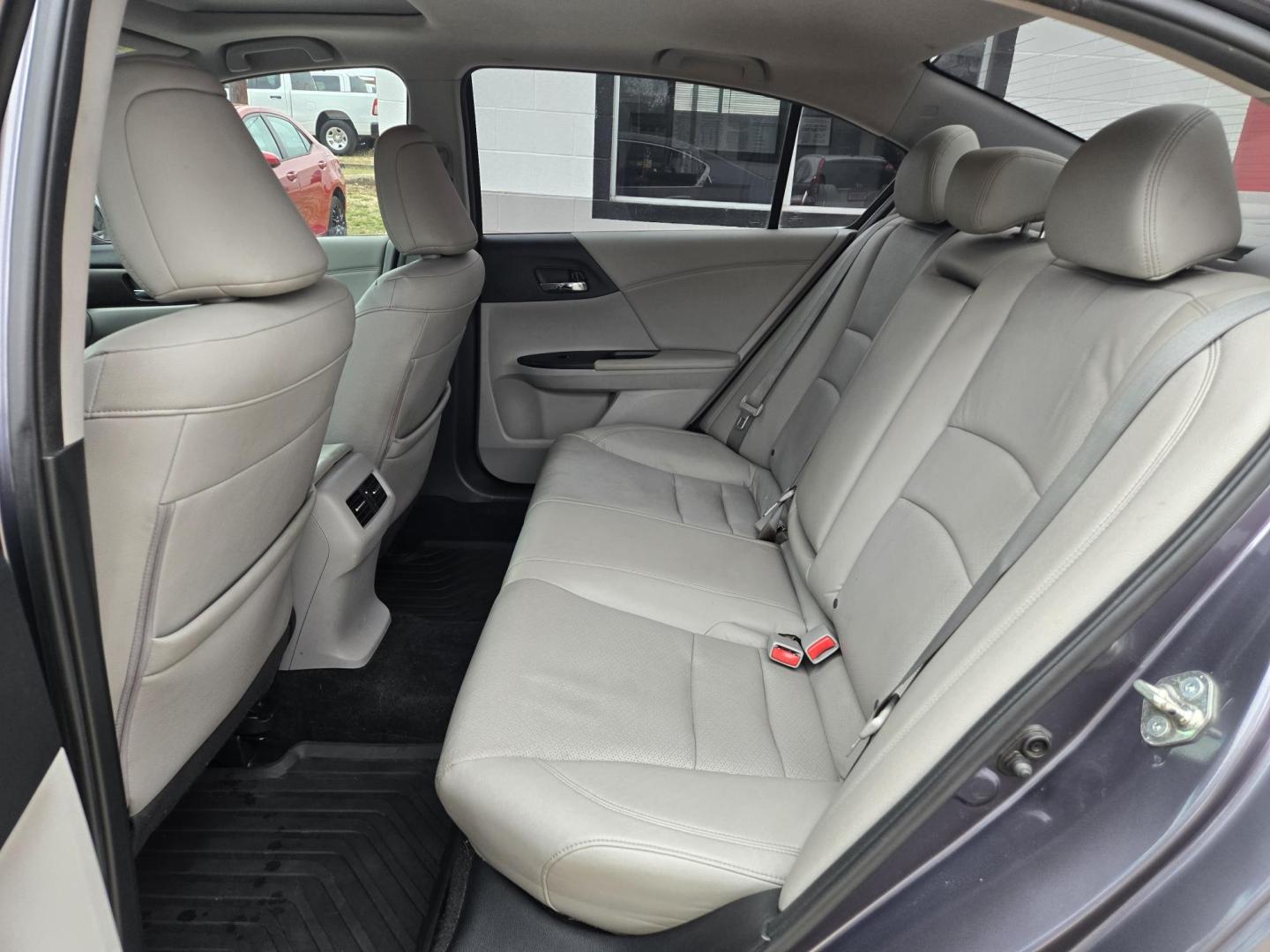 2015 GRAY Honda Accord Touring V6 Sedan (1HGCR3F98FA) with an 3.5L V6 SOHC 24V engine, 6-Speed Automatic transmission, located at 503 West Court, Seguin, TX, 78155, (830) 379-3373, 29.568621, -97.969803 - 2015 Honda Accord Touring with a 3.5L V6 SOHC 24V, Automatic, Tilt, Cruise, AM/FM/CD/AUX Touchscreen Stereo, Power Windows, Locks, Seat and Side Mirrors, Bluetooth, Navigation System, Leather Seating, Dual Climate Control, Power Sunroof, Tinted Windows, Alloy Wheels, Backup Camera, Rear Defroster an - Photo#6