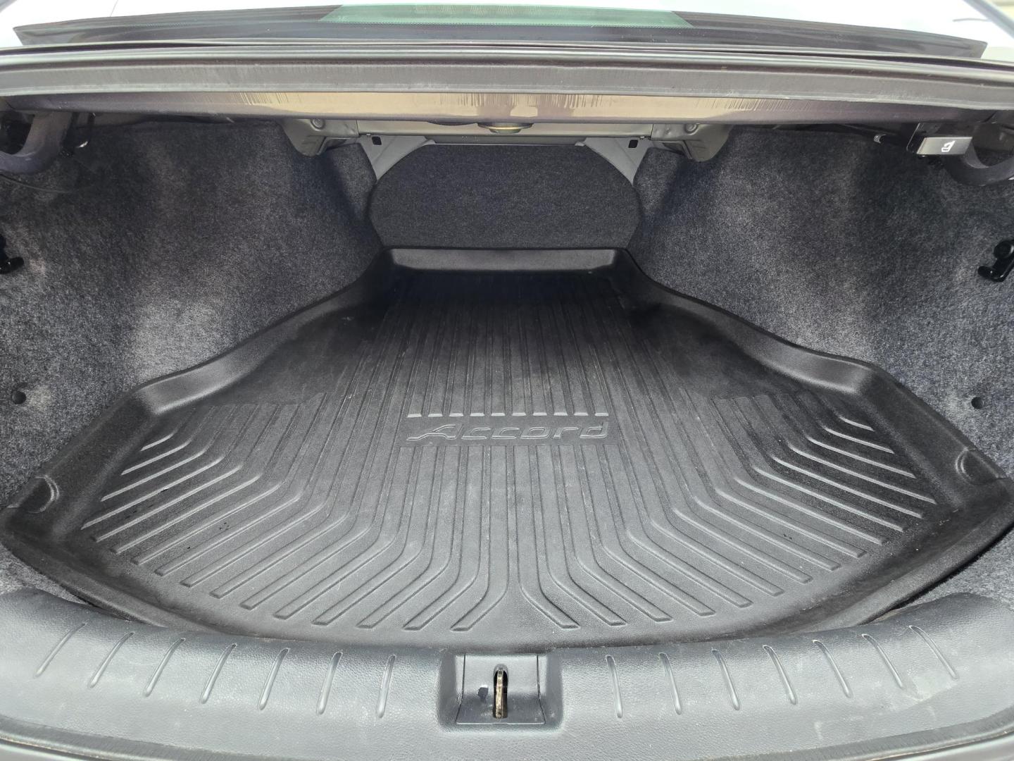 2015 GRAY Honda Accord Touring V6 Sedan (1HGCR3F98FA) with an 3.5L V6 SOHC 24V engine, 6-Speed Automatic transmission, located at 503 West Court, Seguin, TX, 78155, (830) 379-3373, 29.568621, -97.969803 - 2015 Honda Accord Touring with a 3.5L V6 SOHC 24V, Automatic, Tilt, Cruise, AM/FM/CD/AUX Touchscreen Stereo, Power Windows, Locks, Seat and Side Mirrors, Bluetooth, Navigation System, Leather Seating, Dual Climate Control, Power Sunroof, Tinted Windows, Alloy Wheels, Backup Camera, Rear Defroster an - Photo#7