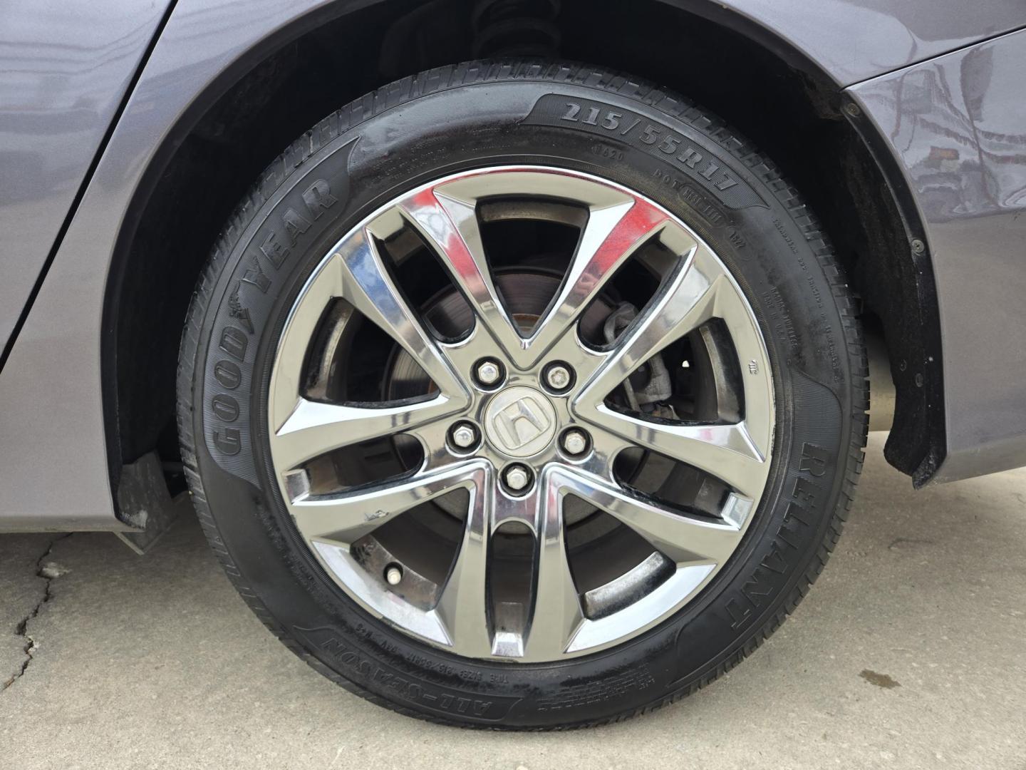 2015 GRAY Honda Accord Touring V6 Sedan (1HGCR3F98FA) with an 3.5L V6 SOHC 24V engine, 6-Speed Automatic transmission, located at 503 West Court, Seguin, TX, 78155, (830) 379-3373, 29.568621, -97.969803 - 2015 Honda Accord Touring with a 3.5L V6 SOHC 24V, Automatic, Tilt, Cruise, AM/FM/CD/AUX Touchscreen Stereo, Power Windows, Locks, Seat and Side Mirrors, Bluetooth, Navigation System, Leather Seating, Dual Climate Control, Power Sunroof, Tinted Windows, Alloy Wheels, Backup Camera, Rear Defroster an - Photo#8