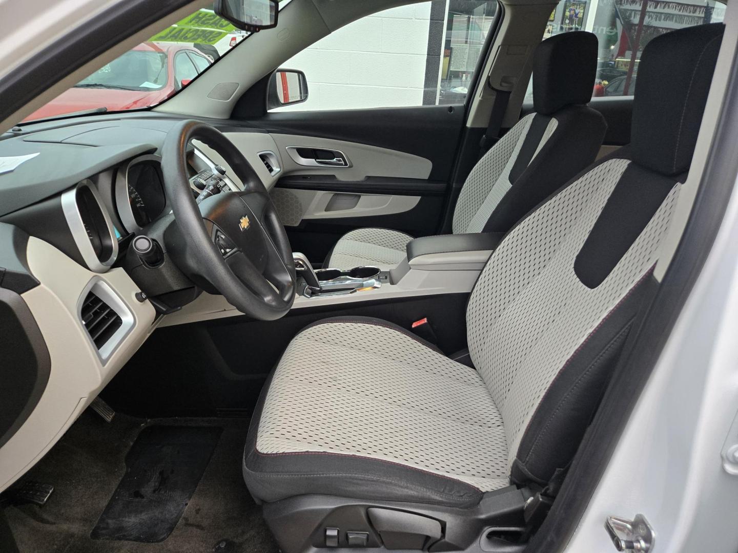 2011 WHITE Chevrolet Equinox LS 2WD (2CNALBEC5B6) with an 2.4L L4 DOHC 16V engine, 6-Speed Automatic transmission, located at 503 West Court, Seguin, TX, 78155, (830) 379-3373, 29.568621, -97.969803 - *Cash Special* 2011 Chevrolet Equinox LS 2WD with a 2.4L L4 DOHC 16V, Automatic, Tilt, Cruise, AM/FM/CD Stereo, Power Windows Locks and Side Mirrors, Bluetooth, Automatic Headlights, Onstar Capability, Alloy Wheels, Rear Wiper, Rear Defroster and more!! - Photo#4
