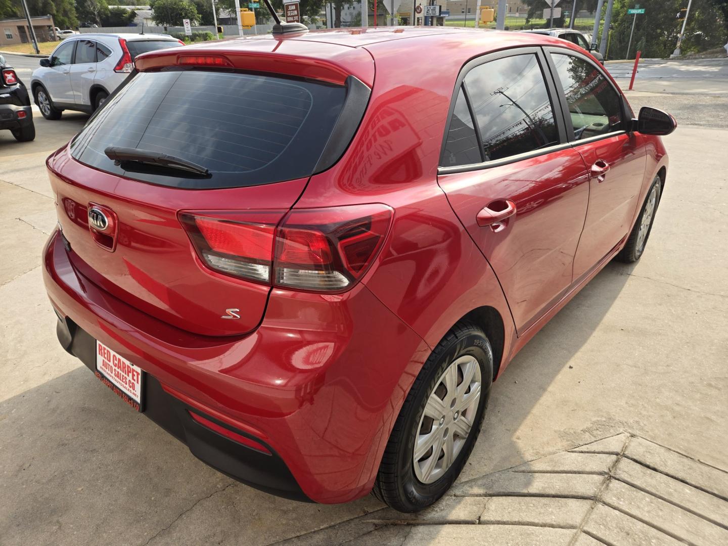 2021 Red Kia Rio5 S (3KPA25AD3ME) with an 1.6L L4 DOHC 16V engine, Automatic transmission, located at 503 West Court, Seguin, TX, 78155, (830) 379-3373, 29.568621, -97.969803- Photo#2