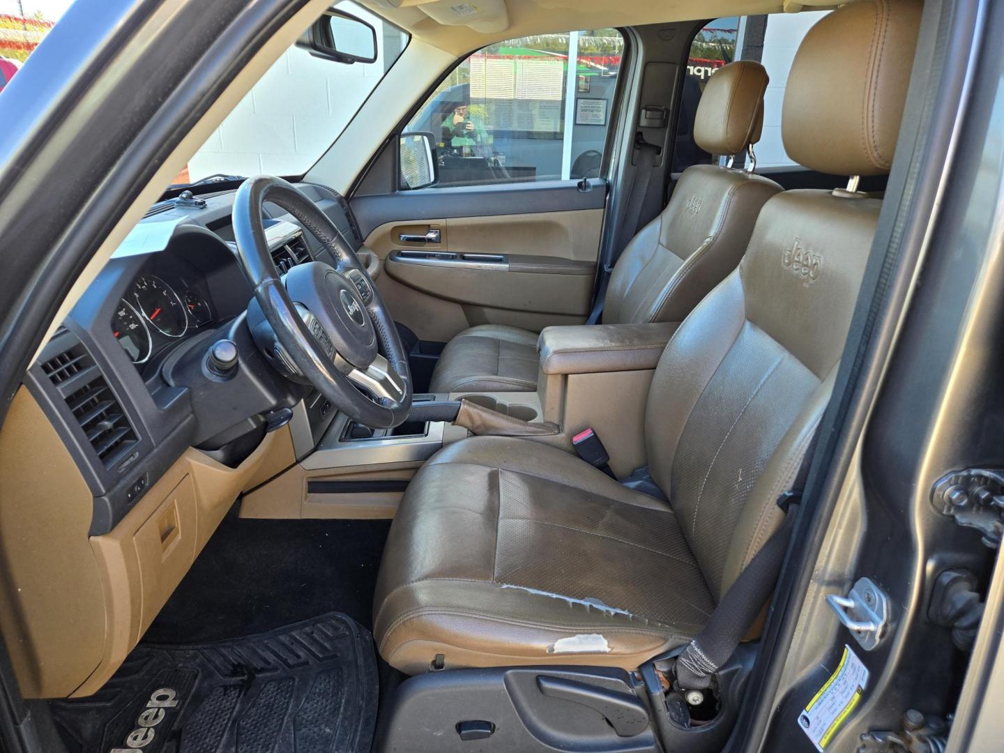 2012 GRAY Jeep Liberty Limited 4WD (1C4PJMCK5CW) with an 3.7L V6 SOHC 12V engine, 4-Speed Automatic transmission, located at 503 West Court, Seguin, TX, 78155, (830) 379-3373, 29.568621, -97.969803 - *Cash Special* 2012 Jeep Liberty Limited 4WD with a 3.7L V6 SOHC 12V, Automatic, Tilt, Cruise, AM/FM/CD/AUX Stereo, Power Windows, Locks, Seat and Side Mirrors, Bluetooth, Leather Seating, Heated Seats, Tinted Windows Alloy Wheels, Trailer Towing, Rear Wiper, Rear Defroster and more!! - Photo#4