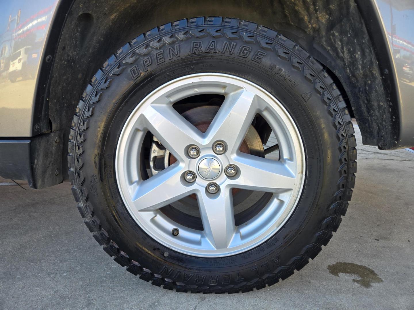 2012 GRAY Jeep Liberty Limited 4WD (1C4PJMCK5CW) with an 3.7L V6 SOHC 12V engine, 4-Speed Automatic transmission, located at 503 West Court, Seguin, TX, 78155, (830) 379-3373, 29.568621, -97.969803 - *Cash Special* 2012 Jeep Liberty Limited 4WD with a 3.7L V6 SOHC 12V, Automatic, Tilt, Cruise, AM/FM/CD/AUX Stereo, Power Windows, Locks, Seat and Side Mirrors, Bluetooth, Leather Seating, Heated Seats, Tinted Windows Alloy Wheels, Trailer Towing, Rear Wiper, Rear Defroster and more!! - Photo#8