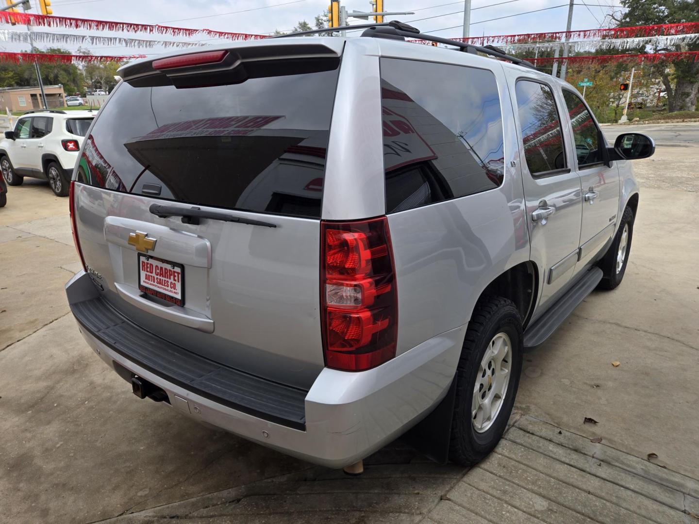 2014 SILVER Chevrolet Tahoe LT 2WD (1GNSCBE04ER) with an 5.3L V8 OHV 16V FFV engine, 6-Speed Automatic transmission, located at 503 West Court, Seguin, TX, 78155, (830) 379-3373, 29.568621, -97.969803 - 2014 Chevrolet Tahoe LT 2WD with a 5.3L V8 OHV 16V FFV, Automatic, Tilt, Cruise, AM/FM/CD/AUX Stereo, Power Windows, Locks, Seat and Side Mirrors, Bluetooth, Leather Seating, Dual Climate Control, Rear A/C, Third Row Seating, Heated Seats, Alloy Wheels, Trailer Towing, Backup Camera, Onstar Capabili - Photo#2