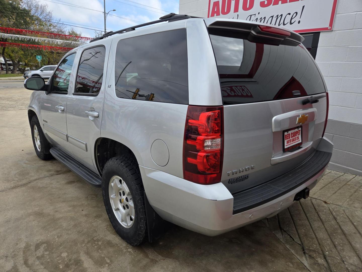2014 SILVER Chevrolet Tahoe LT 2WD (1GNSCBE04ER) with an 5.3L V8 OHV 16V FFV engine, 6-Speed Automatic transmission, located at 503 West Court, Seguin, TX, 78155, (830) 379-3373, 29.568621, -97.969803 - 2014 Chevrolet Tahoe LT 2WD with a 5.3L V8 OHV 16V FFV, Automatic, Tilt, Cruise, AM/FM/CD/AUX Stereo, Power Windows, Locks, Seat and Side Mirrors, Bluetooth, Leather Seating, Dual Climate Control, Rear A/C, Third Row Seating, Heated Seats, Alloy Wheels, Trailer Towing, Backup Camera, Onstar Capabili - Photo#3
