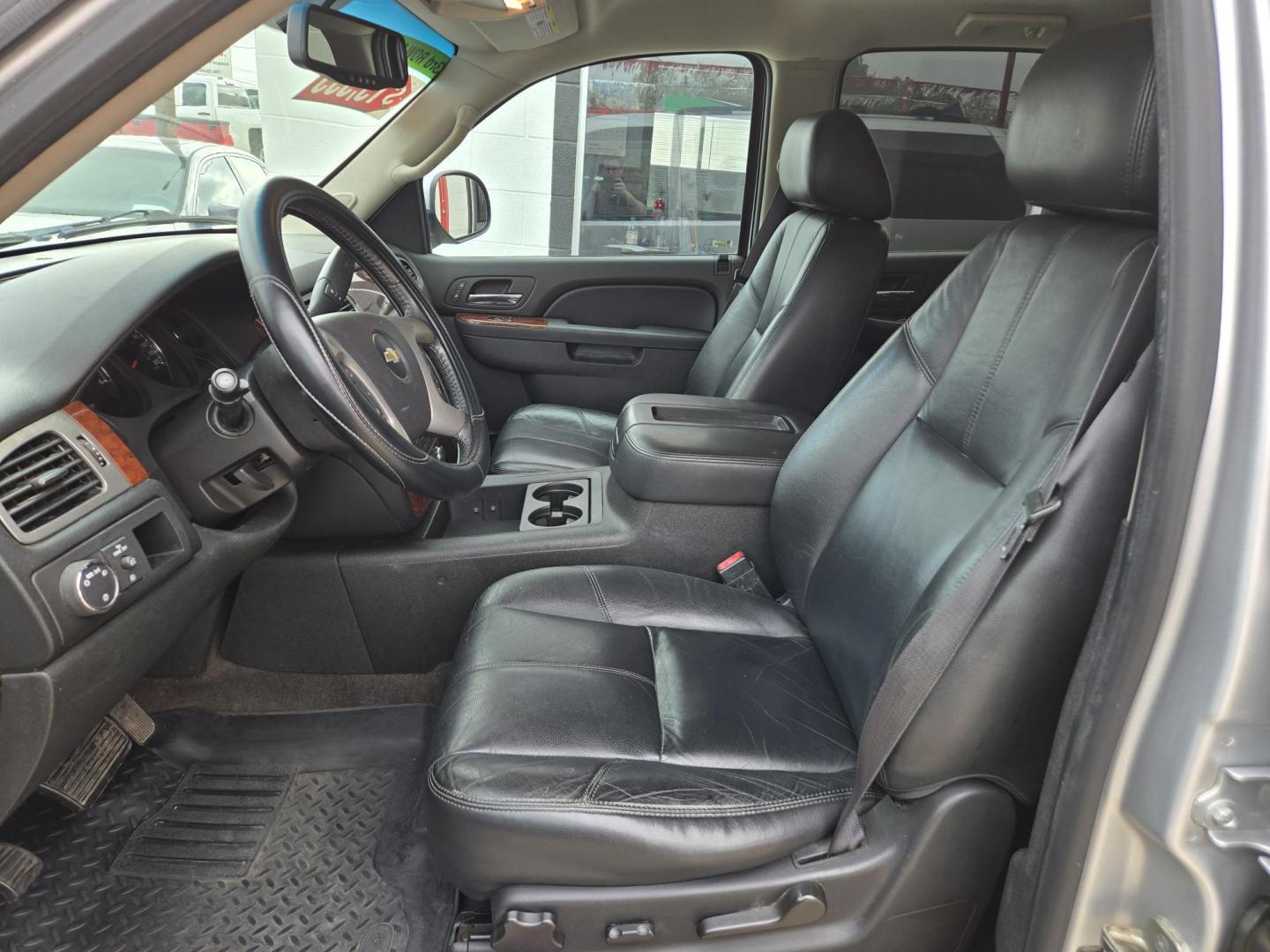 2014 SILVER Chevrolet Tahoe LT 2WD (1GNSCBE04ER) with an 5.3L V8 OHV 16V FFV engine, 6-Speed Automatic transmission, located at 503 West Court, Seguin, TX, 78155, (830) 379-3373, 29.568621, -97.969803 - 2014 Chevrolet Tahoe LT 2WD with a 5.3L V8 OHV 16V FFV, Automatic, Tilt, Cruise, AM/FM/CD/AUX Stereo, Power Windows, Locks, Seat and Side Mirrors, Bluetooth, Leather Seating, Dual Climate Control, Rear A/C, Third Row Seating, Heated Seats, Alloy Wheels, Trailer Towing, Backup Camera, Onstar Capabili - Photo#4