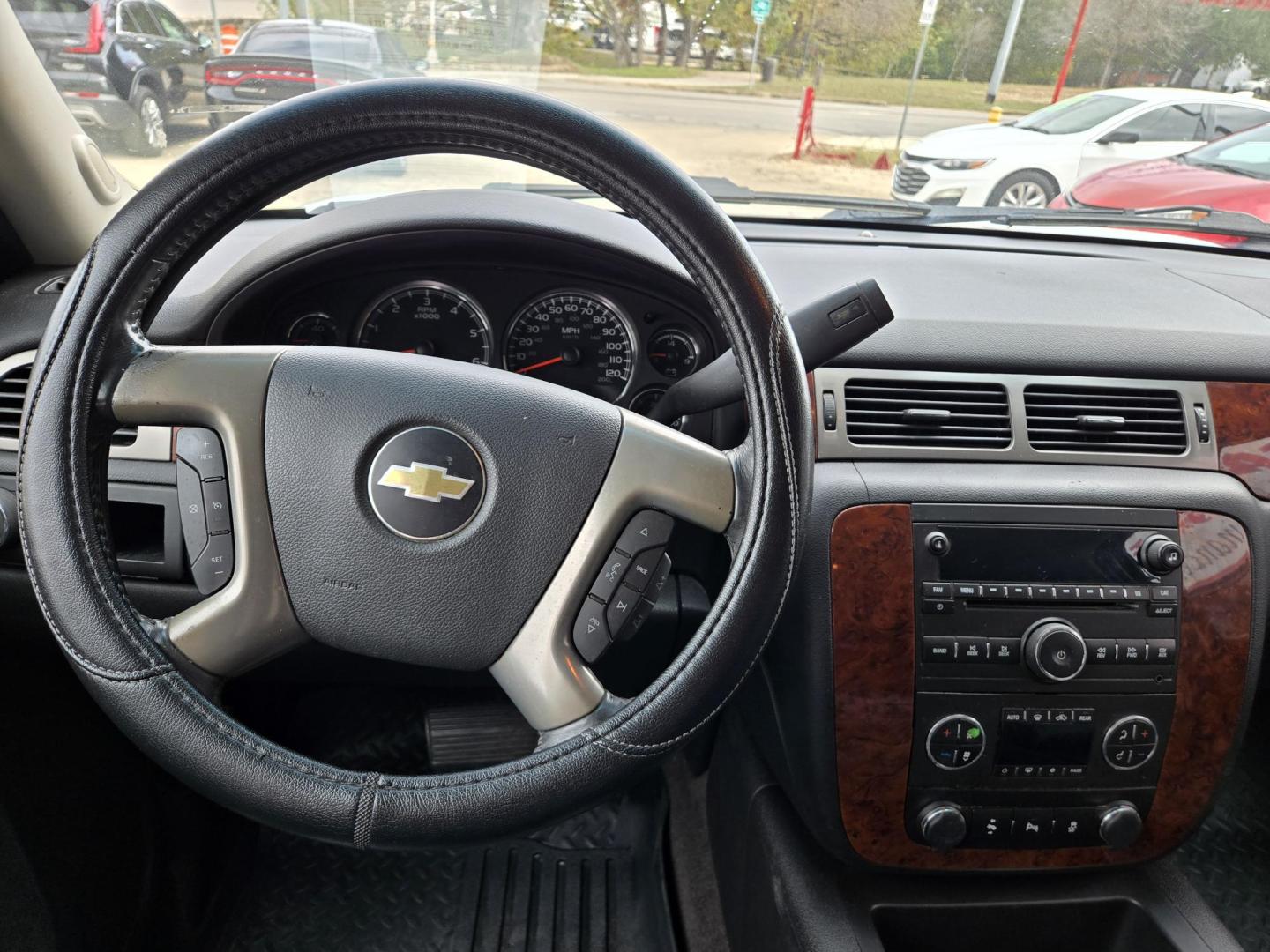 2014 SILVER Chevrolet Tahoe LT 2WD (1GNSCBE04ER) with an 5.3L V8 OHV 16V FFV engine, 6-Speed Automatic transmission, located at 503 West Court, Seguin, TX, 78155, (830) 379-3373, 29.568621, -97.969803 - 2014 Chevrolet Tahoe LT 2WD with a 5.3L V8 OHV 16V FFV, Automatic, Tilt, Cruise, AM/FM/CD/AUX Stereo, Power Windows, Locks, Seat and Side Mirrors, Bluetooth, Leather Seating, Dual Climate Control, Rear A/C, Third Row Seating, Heated Seats, Alloy Wheels, Trailer Towing, Backup Camera, Onstar Capabili - Photo#5