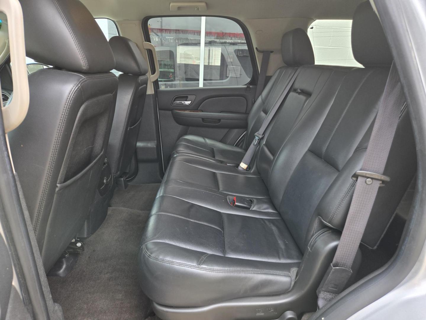 2014 SILVER Chevrolet Tahoe LT 2WD (1GNSCBE04ER) with an 5.3L V8 OHV 16V FFV engine, 6-Speed Automatic transmission, located at 503 West Court, Seguin, TX, 78155, (830) 379-3373, 29.568621, -97.969803 - 2014 Chevrolet Tahoe LT 2WD with a 5.3L V8 OHV 16V FFV, Automatic, Tilt, Cruise, AM/FM/CD/AUX Stereo, Power Windows, Locks, Seat and Side Mirrors, Bluetooth, Leather Seating, Dual Climate Control, Rear A/C, Third Row Seating, Heated Seats, Alloy Wheels, Trailer Towing, Backup Camera, Onstar Capabili - Photo#6