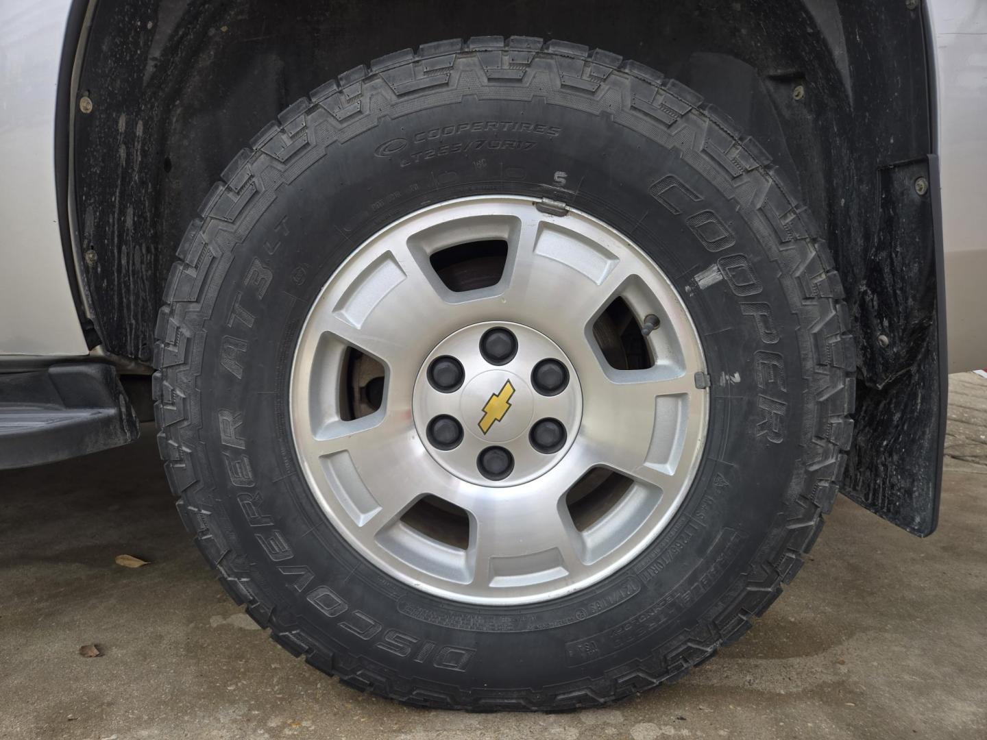 2014 SILVER Chevrolet Tahoe LT 2WD (1GNSCBE04ER) with an 5.3L V8 OHV 16V FFV engine, 6-Speed Automatic transmission, located at 503 West Court, Seguin, TX, 78155, (830) 379-3373, 29.568621, -97.969803 - 2014 Chevrolet Tahoe LT 2WD with a 5.3L V8 OHV 16V FFV, Automatic, Tilt, Cruise, AM/FM/CD/AUX Stereo, Power Windows, Locks, Seat and Side Mirrors, Bluetooth, Leather Seating, Dual Climate Control, Rear A/C, Third Row Seating, Heated Seats, Alloy Wheels, Trailer Towing, Backup Camera, Onstar Capabili - Photo#10