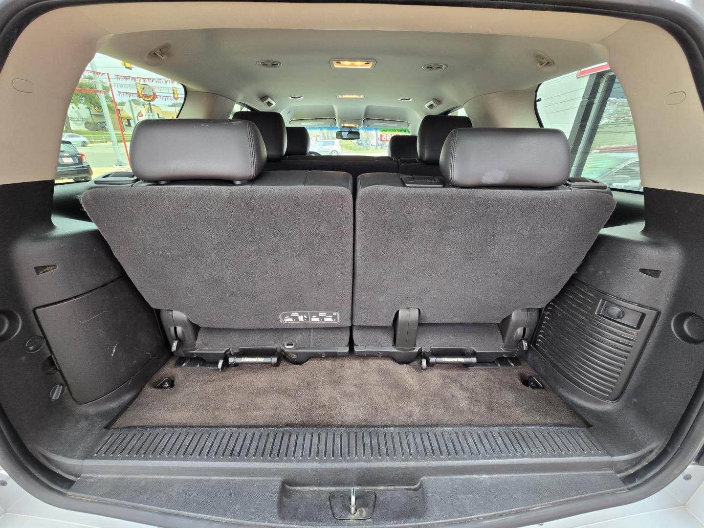 2014 SILVER Chevrolet Tahoe LT 2WD (1GNSCBE04ER) with an 5.3L V8 OHV 16V FFV engine, 6-Speed Automatic transmission, located at 503 West Court, Seguin, TX, 78155, (830) 379-3373, 29.568621, -97.969803 - 2014 Chevrolet Tahoe LT 2WD with a 5.3L V8 OHV 16V FFV, Automatic, Tilt, Cruise, AM/FM/CD/AUX Stereo, Power Windows, Locks, Seat and Side Mirrors, Bluetooth, Leather Seating, Dual Climate Control, Rear A/C, Third Row Seating, Heated Seats, Alloy Wheels, Trailer Towing, Backup Camera, Onstar Capabili - Photo#8