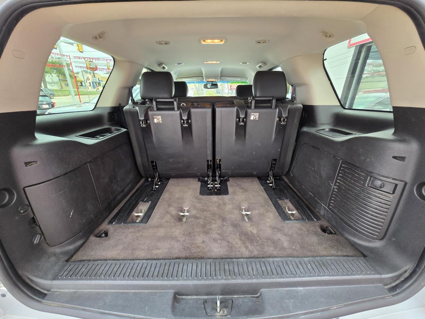 2014 SILVER Chevrolet Tahoe LT 2WD (1GNSCBE04ER) with an 5.3L V8 OHV 16V FFV engine, 6-Speed Automatic transmission, located at 503 West Court, Seguin, TX, 78155, (830) 379-3373, 29.568621, -97.969803 - 2014 Chevrolet Tahoe LT 2WD with a 5.3L V8 OHV 16V FFV, Automatic, Tilt, Cruise, AM/FM/CD/AUX Stereo, Power Windows, Locks, Seat and Side Mirrors, Bluetooth, Leather Seating, Dual Climate Control, Rear A/C, Third Row Seating, Heated Seats, Alloy Wheels, Trailer Towing, Backup Camera, Onstar Capabili - Photo#9