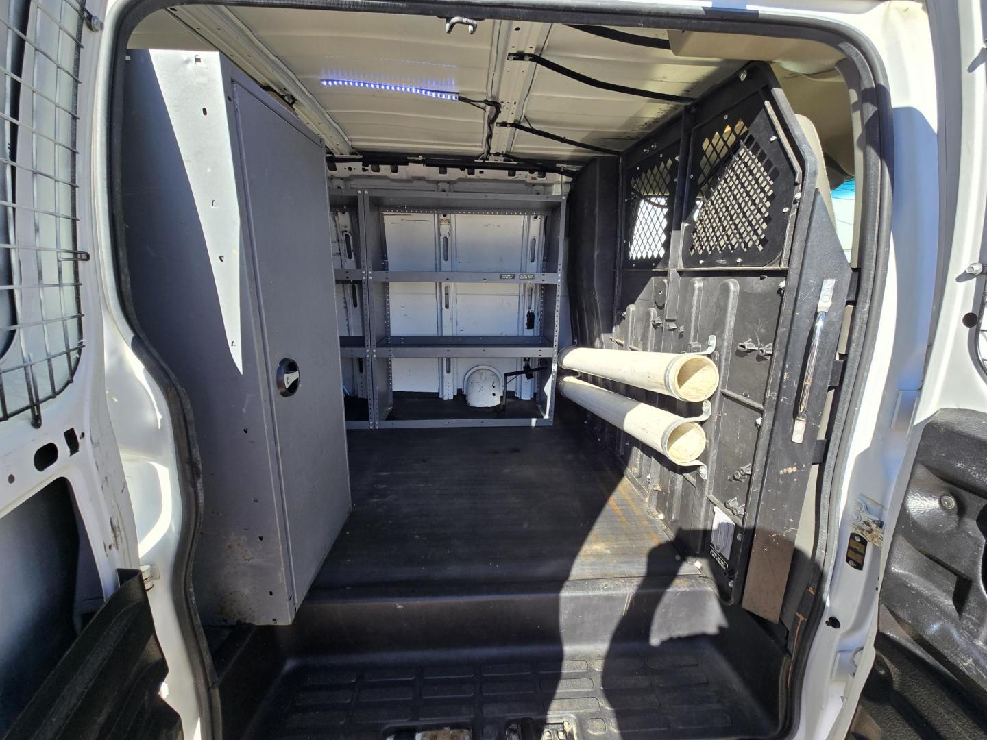 2015 WHITE GMC Savana G2500 Cargo (1GTW7FCB3F1) with an 6.0L V8 OHV 16V FFV engine, 6A transmission, located at 503 West Court, Seguin, TX, 78155, (830) 379-3373, 29.568621, -97.969803 - 2015 GMC SAVANA 2500 with a 6.0L V8 OHV 16V FFV, Automatic, Tilt, AM/FM/AUX Stereo, Power Windows, Automatic Headlights, Cage Divider, Rear Shelving, Backup Camera, Ladder Rack and more!! - Photo#7