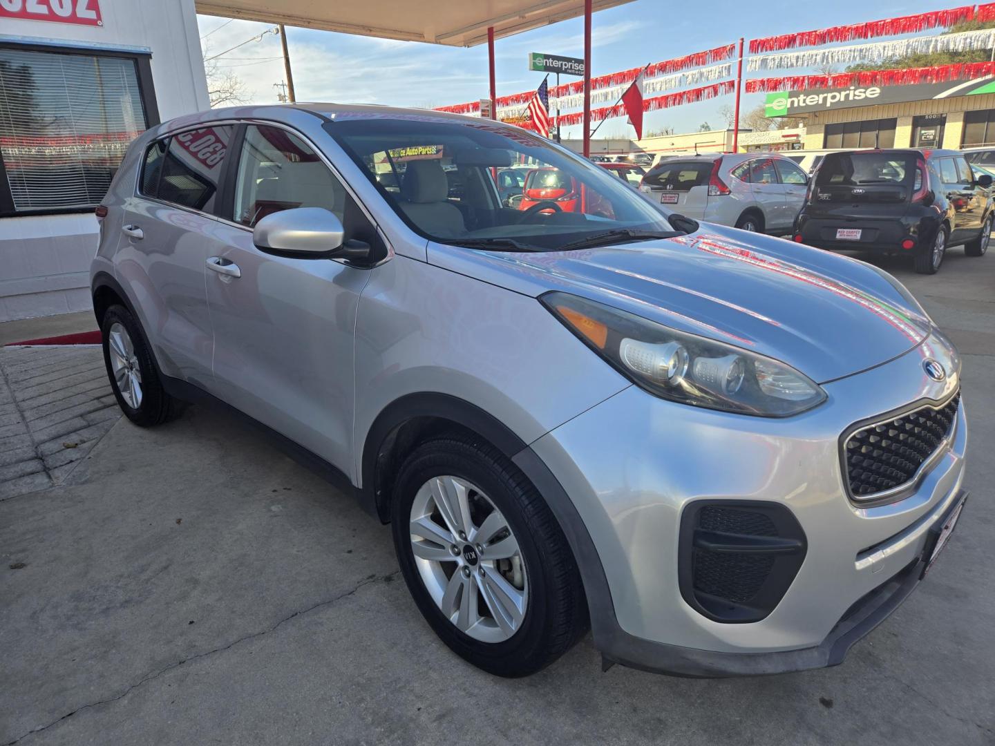 2018 SILVER Kia Sportage LX FWD (KNDPM3AC1J7) with an 2.4L V6 DOHC 24V engine, 6A transmission, located at 503 West Court, Seguin, TX, 78155, (830) 379-3373, 29.568621, -97.969803 - 2018 Kia Sportage LX FWD with a 2.4L V6 DOHC 24V, Automatic, Tilt, Cruise, AM/FM/CD/AUX Stereo, Power Windows, Locks and Side Mirrors, Bluetooth, Tinted Windows, Automatic Headlights, Alloy Wheels, Backup Camera, Rear Wiper, Rear Defroster and more!! - Photo#1