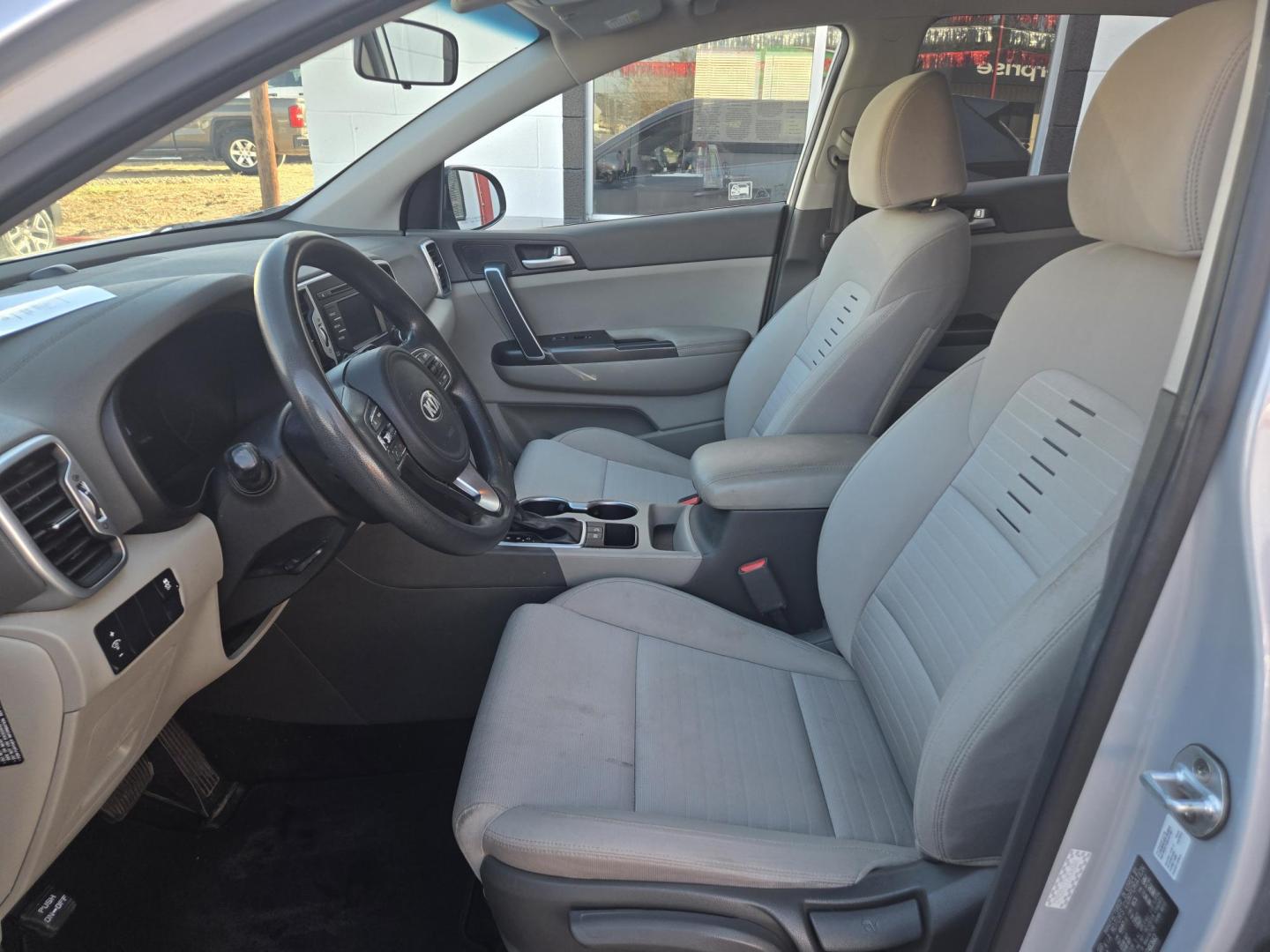 2018 SILVER Kia Sportage LX FWD (KNDPM3AC1J7) with an 2.4L V6 DOHC 24V engine, 6A transmission, located at 503 West Court, Seguin, TX, 78155, (830) 379-3373, 29.568621, -97.969803 - 2018 Kia Sportage LX FWD with a 2.4L V6 DOHC 24V, Automatic, Tilt, Cruise, AM/FM/CD/AUX Stereo, Power Windows, Locks and Side Mirrors, Bluetooth, Tinted Windows, Automatic Headlights, Alloy Wheels, Backup Camera, Rear Wiper, Rear Defroster and more!! - Photo#4