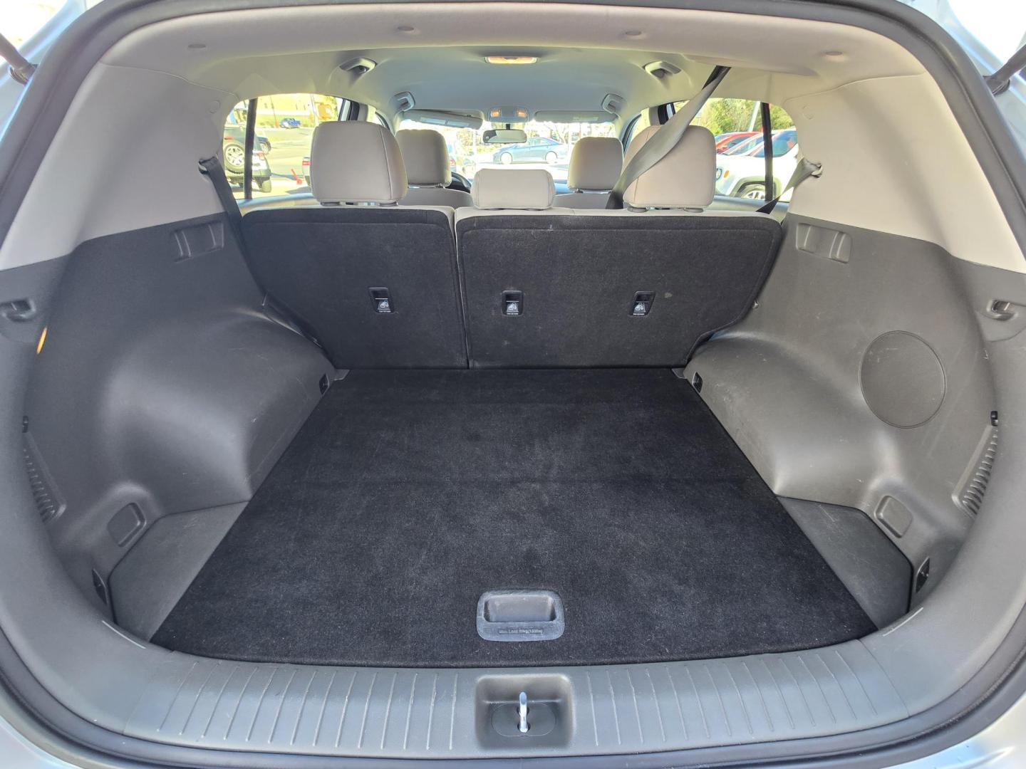 2018 SILVER Kia Sportage LX FWD (KNDPM3AC1J7) with an 2.4L V6 DOHC 24V engine, 6A transmission, located at 503 West Court, Seguin, TX, 78155, (830) 379-3373, 29.568621, -97.969803 - 2018 Kia Sportage LX FWD with a 2.4L V6 DOHC 24V, Automatic, Tilt, Cruise, AM/FM/CD/AUX Stereo, Power Windows, Locks and Side Mirrors, Bluetooth, Tinted Windows, Automatic Headlights, Alloy Wheels, Backup Camera, Rear Wiper, Rear Defroster and more!! - Photo#7