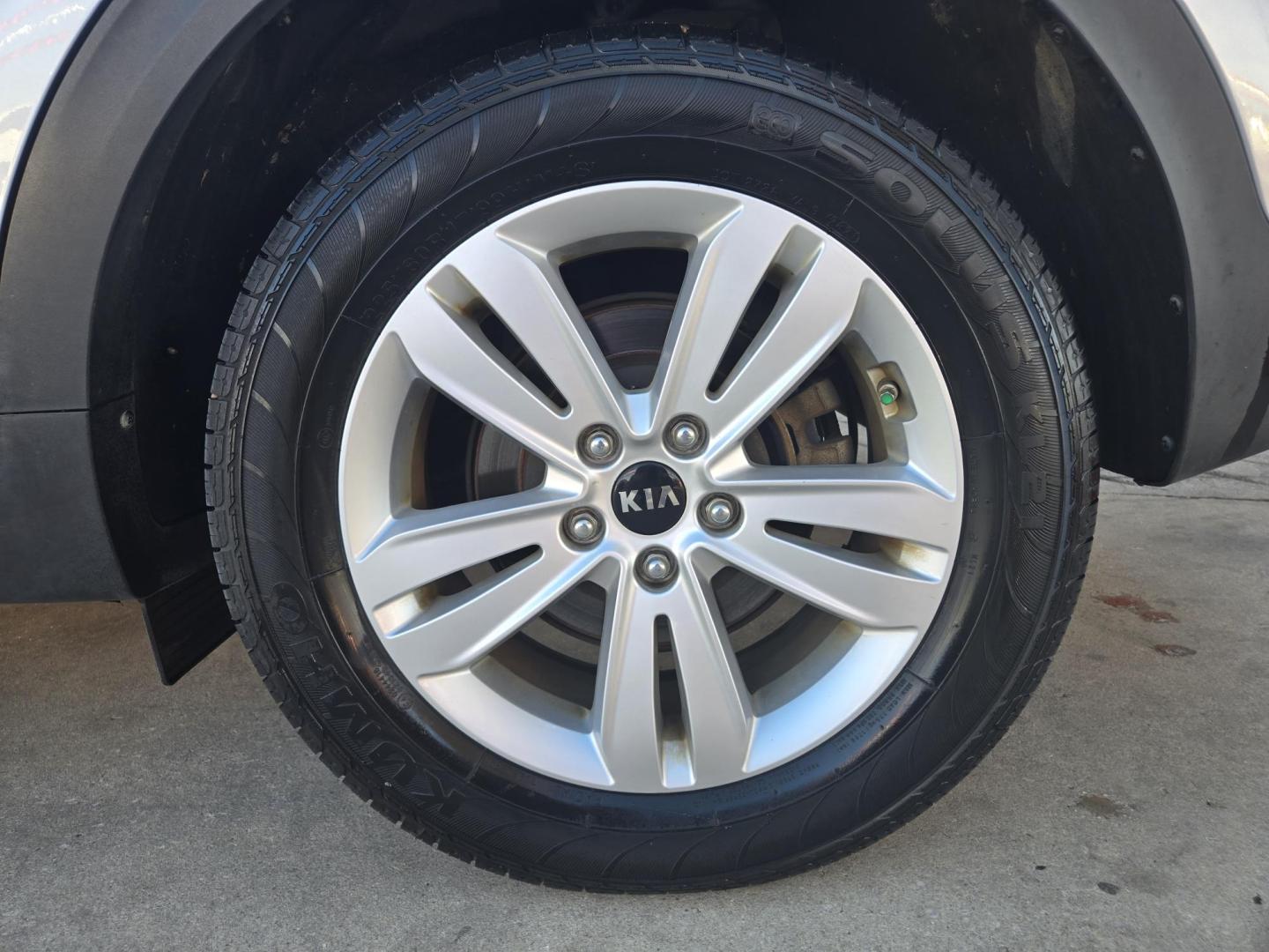 2018 SILVER Kia Sportage LX FWD (KNDPM3AC1J7) with an 2.4L V6 DOHC 24V engine, 6A transmission, located at 503 West Court, Seguin, TX, 78155, (830) 379-3373, 29.568621, -97.969803 - 2018 Kia Sportage LX FWD with a 2.4L V6 DOHC 24V, Automatic, Tilt, Cruise, AM/FM/CD/AUX Stereo, Power Windows, Locks and Side Mirrors, Bluetooth, Tinted Windows, Automatic Headlights, Alloy Wheels, Backup Camera, Rear Wiper, Rear Defroster and more!! - Photo#8