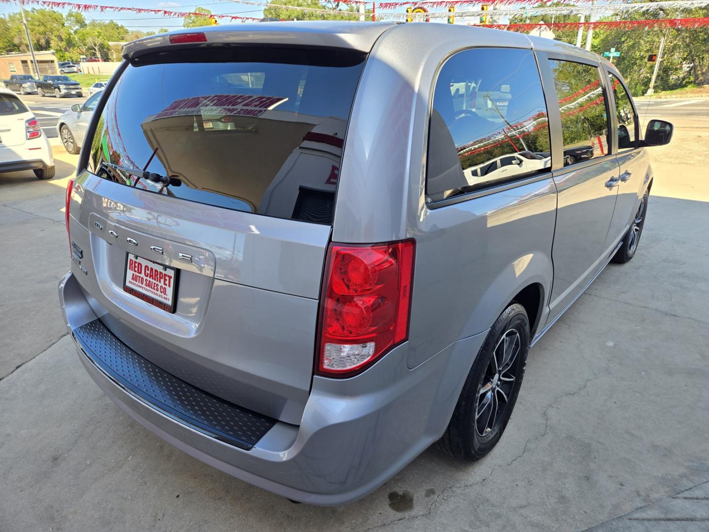 2018 SILVER Dodge Grand Caravan SE (2C4RDGBG0JR) with an 3.6L V6 DOHC 24V engine, Automatic transmission, located at 503 West Court, Seguin, TX, 78155, (830) 379-3373, 29.568621, -97.969803 - 2018 Dodge Grand Caravan SE with a 3.6L V6 DOHC 24V, Automatic, Tilt, Cruise, AM/FM/AUX/CD Touchscreen Stereo, Power Windows, Locks, Seat and Side Mirrors, Bluetooth, Dual Climate Control, Rear A/C, Tinted Windows, Alloy Wheels, Stow n Go Seating System, Rear Wiper, Rear Defroster and more!!- Photo#2