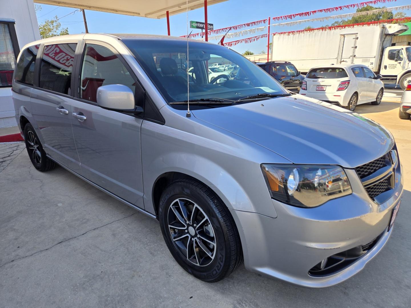 2018 SILVER Dodge Grand Caravan SE (2C4RDGBG0JR) with an 3.6L V6 DOHC 24V engine, Automatic transmission, located at 503 West Court, Seguin, TX, 78155, (830) 379-3373, 29.568621, -97.969803 - 2018 Dodge Grand Caravan SE with a 3.6L V6 DOHC 24V, Automatic, Tilt, Cruise, AM/FM/AUX/CD Touchscreen Stereo, Power Windows, Locks, Seat and Side Mirrors, Bluetooth, Dual Climate Control, Rear A/C, Tinted Windows, Alloy Wheels, Stow n Go Seating System, Rear Wiper, Rear Defroster and more!!- Photo#1