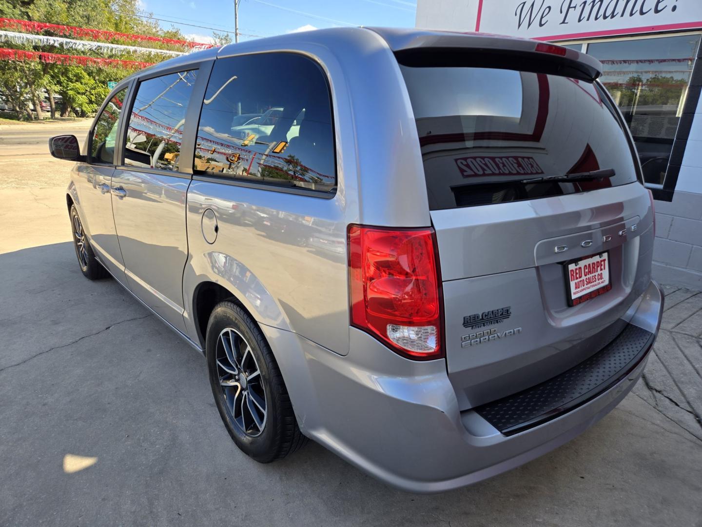 2018 SILVER Dodge Grand Caravan SE (2C4RDGBG0JR) with an 3.6L V6 DOHC 24V engine, Automatic transmission, located at 503 West Court, Seguin, TX, 78155, (830) 379-3373, 29.568621, -97.969803 - 2018 Dodge Grand Caravan SE with a 3.6L V6 DOHC 24V, Automatic, Tilt, Cruise, AM/FM/AUX/CD Touchscreen Stereo, Power Windows, Locks, Seat and Side Mirrors, Bluetooth, Dual Climate Control, Rear A/C, Tinted Windows, Alloy Wheels, Stow n Go Seating System, Rear Wiper, Rear Defroster and more!!- Photo#3