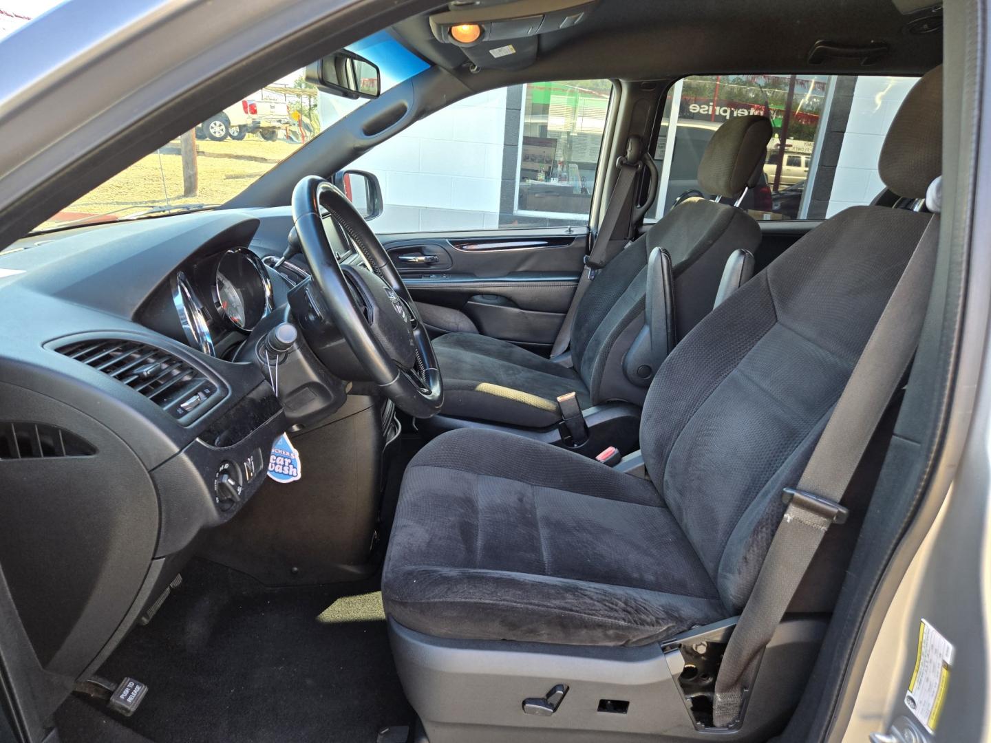 2018 SILVER Dodge Grand Caravan SE (2C4RDGBG0JR) with an 3.6L V6 DOHC 24V engine, Automatic transmission, located at 503 West Court, Seguin, TX, 78155, (830) 379-3373, 29.568621, -97.969803 - 2018 Dodge Grand Caravan SE with a 3.6L V6 DOHC 24V, Automatic, Tilt, Cruise, AM/FM/AUX/CD Touchscreen Stereo, Power Windows, Locks, Seat and Side Mirrors, Bluetooth, Dual Climate Control, Rear A/C, Tinted Windows, Alloy Wheels, Stow n Go Seating System, Rear Wiper, Rear Defroster and more!!- Photo#4