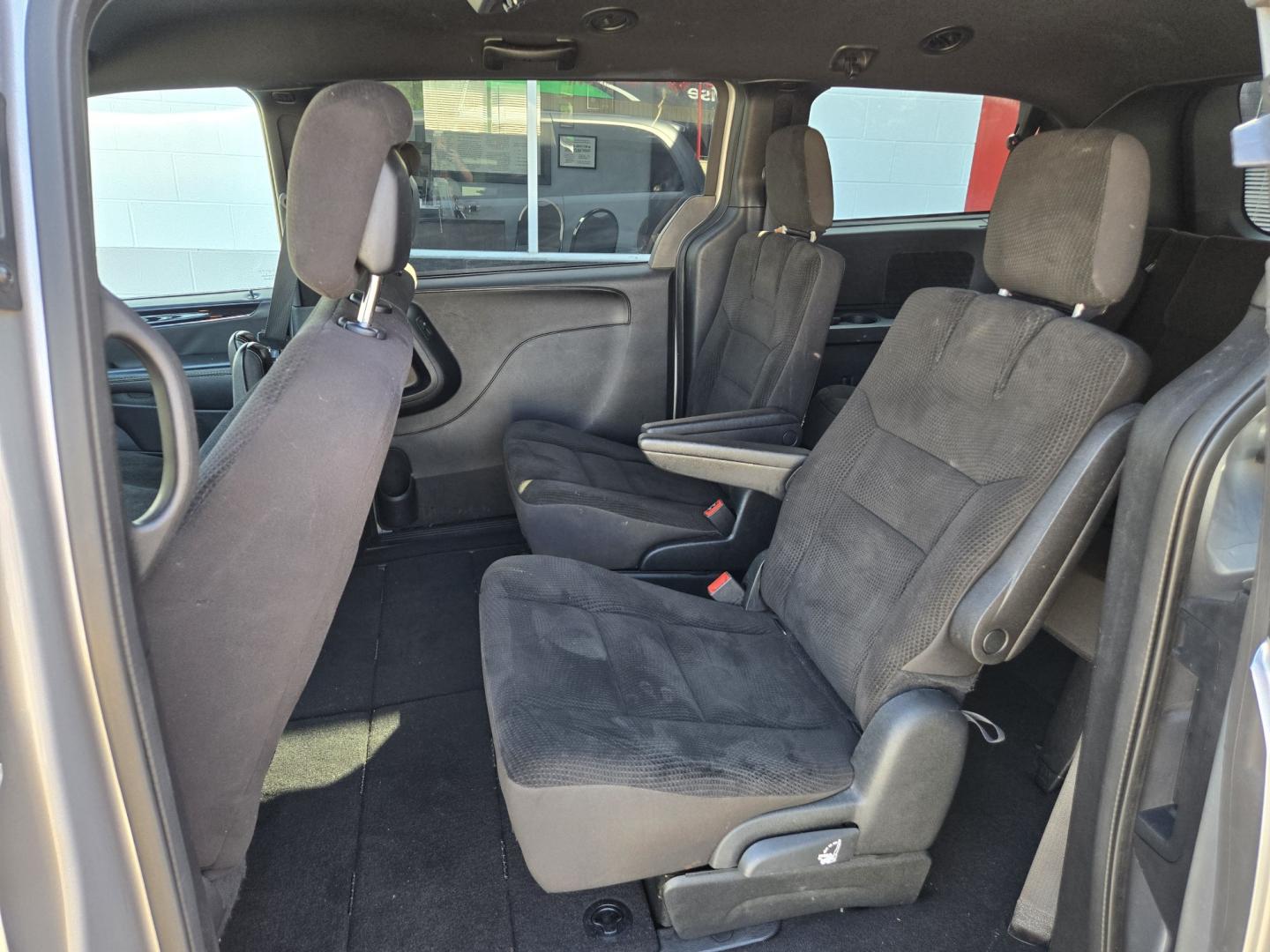 2018 SILVER Dodge Grand Caravan SE (2C4RDGBG0JR) with an 3.6L V6 DOHC 24V engine, Automatic transmission, located at 503 West Court, Seguin, TX, 78155, (830) 379-3373, 29.568621, -97.969803 - 2018 Dodge Grand Caravan SE with a 3.6L V6 DOHC 24V, Automatic, Tilt, Cruise, AM/FM/AUX/CD Touchscreen Stereo, Power Windows, Locks, Seat and Side Mirrors, Bluetooth, Dual Climate Control, Rear A/C, Tinted Windows, Alloy Wheels, Stow n Go Seating System, Rear Wiper, Rear Defroster and more!!- Photo#6