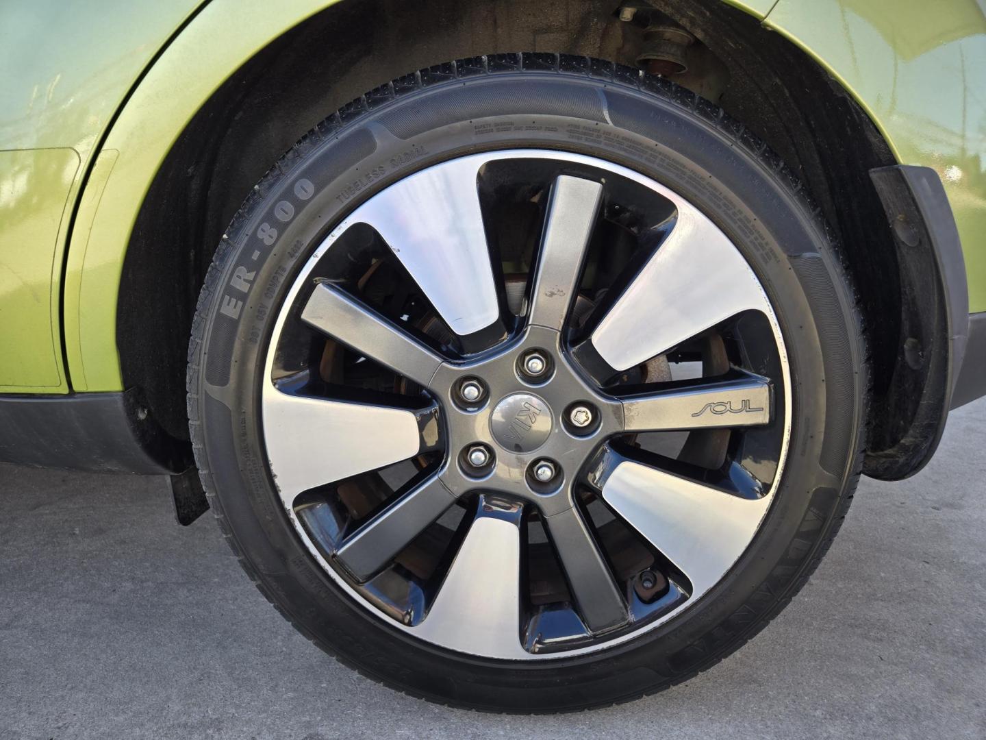 2015 GREEN Kia Soul ! (KNDJX3A57F7) with an 2.0L L4 DOHC 16V engine, 6-Speed Automatic transmission, located at 503 West Court, Seguin, TX, 78155, (830) 379-3373, 29.568621, -97.969803 - 2015 Kia Soul ! with a 2.0L L4 DOHC 16V, Automatic, Tilt, Cruise, AM/FM/AUX Touchscreen Stereo, Power Windows, Locks, Seat and Side Mirrors, Bluetooth, Navigation, Leather Seating, Heated and Cooled Seats, Alloy Wheels, Backup Camera, Rear Wiper, Rear Defroster and more!! - Photo#8