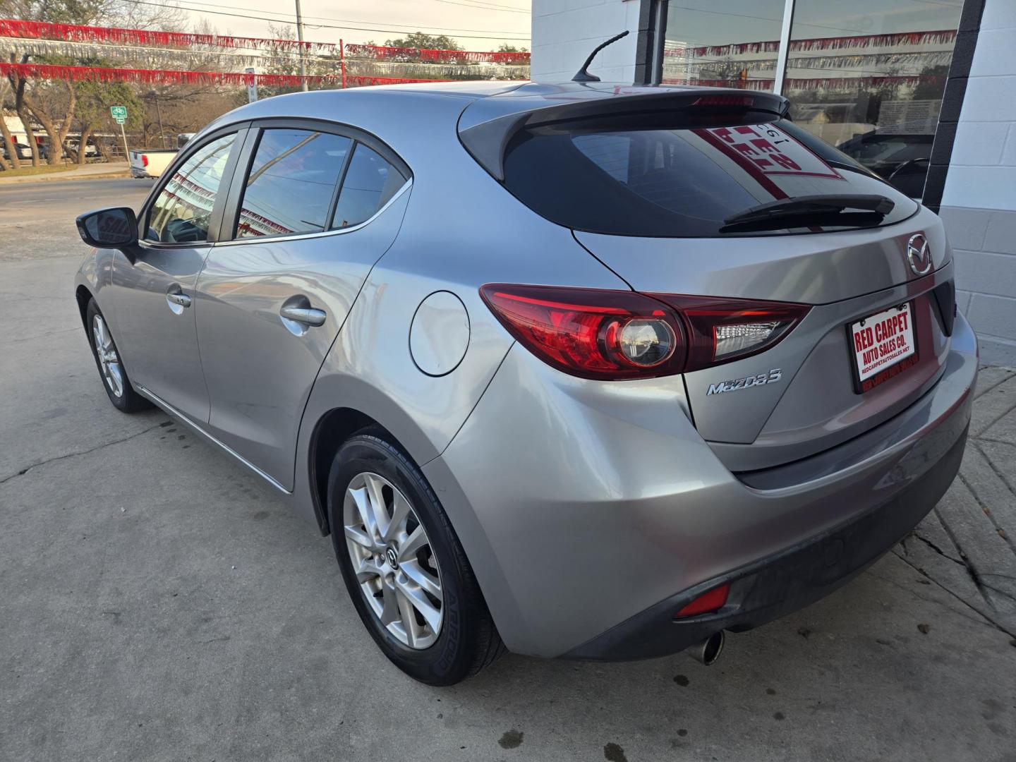 2015 SILVER Mazda MAZDA3 i Touring AT 5-Door (JM1BM1L76F1) with an 2.0L L4 DOHC 16V engine, 6-Speed Automatic transmission, located at 503 West Court, Seguin, TX, 78155, (830) 379-3373, 29.568621, -97.969803 - 2015 Mazda MAZDA3 i Touring with a 2.0L L4 DOHC 16V, Automatic, Tilt, Cruise, AM/FM Stereo, Power Windows, Locks and Side Mirrors, Bluetooth, Tinted Windows, Alloy Wheels, Backup Camera, Rear Wiper, Rear Defroster and more!! - Photo#3