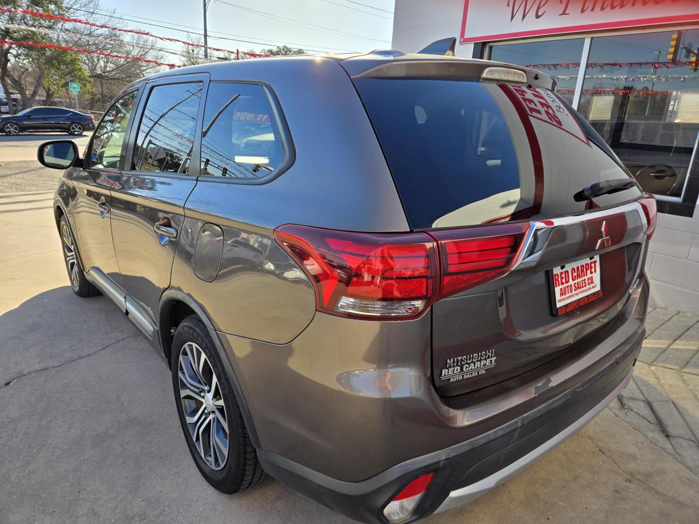 2017 GRAY Mitsubishi Outlander ES 2WD (JA4AD2A31HZ) with an 2.4L L4 DOHC 16V engine, Automatic transmission, located at 503 West Court, Seguin, TX, 78155, (830) 379-3373, 29.568621, -97.969803 - 2017 Mitsubishi Outlander ES 2WD with a 2.4L L4 DOHC 16V, Automatic, Tilt, Cruise, AM/FM/CD Touchscreen Stereo, Power Windows, Locks and Side Mirrors, Bluetooth, Dual Climate Control, Third Row Seating, Tinted Windows, Alloy Wheels, Rear Wiper, Rear Defroster and more!! - Photo#3