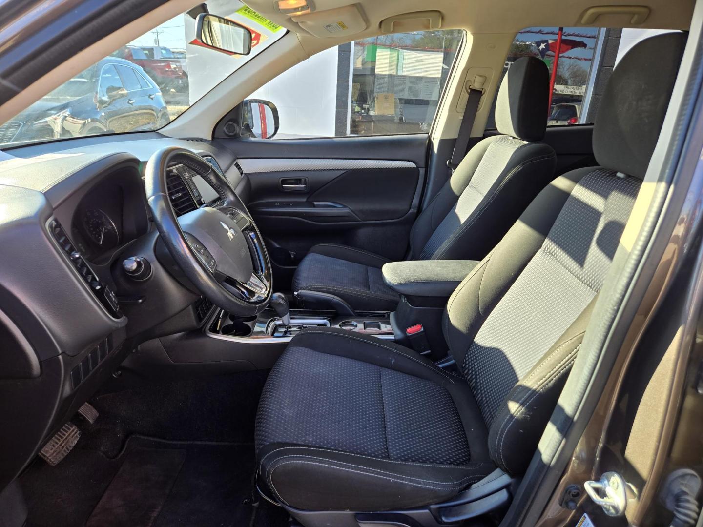 2017 GRAY Mitsubishi Outlander ES 2WD (JA4AD2A31HZ) with an 2.4L L4 DOHC 16V engine, Automatic transmission, located at 503 West Court, Seguin, TX, 78155, (830) 379-3373, 29.568621, -97.969803 - 2017 Mitsubishi Outlander ES 2WD with a 2.4L L4 DOHC 16V, Automatic, Tilt, Cruise, AM/FM/CD Touchscreen Stereo, Power Windows, Locks and Side Mirrors, Bluetooth, Dual Climate Control, Third Row Seating, Tinted Windows, Alloy Wheels, Rear Wiper, Rear Defroster and more!! - Photo#4