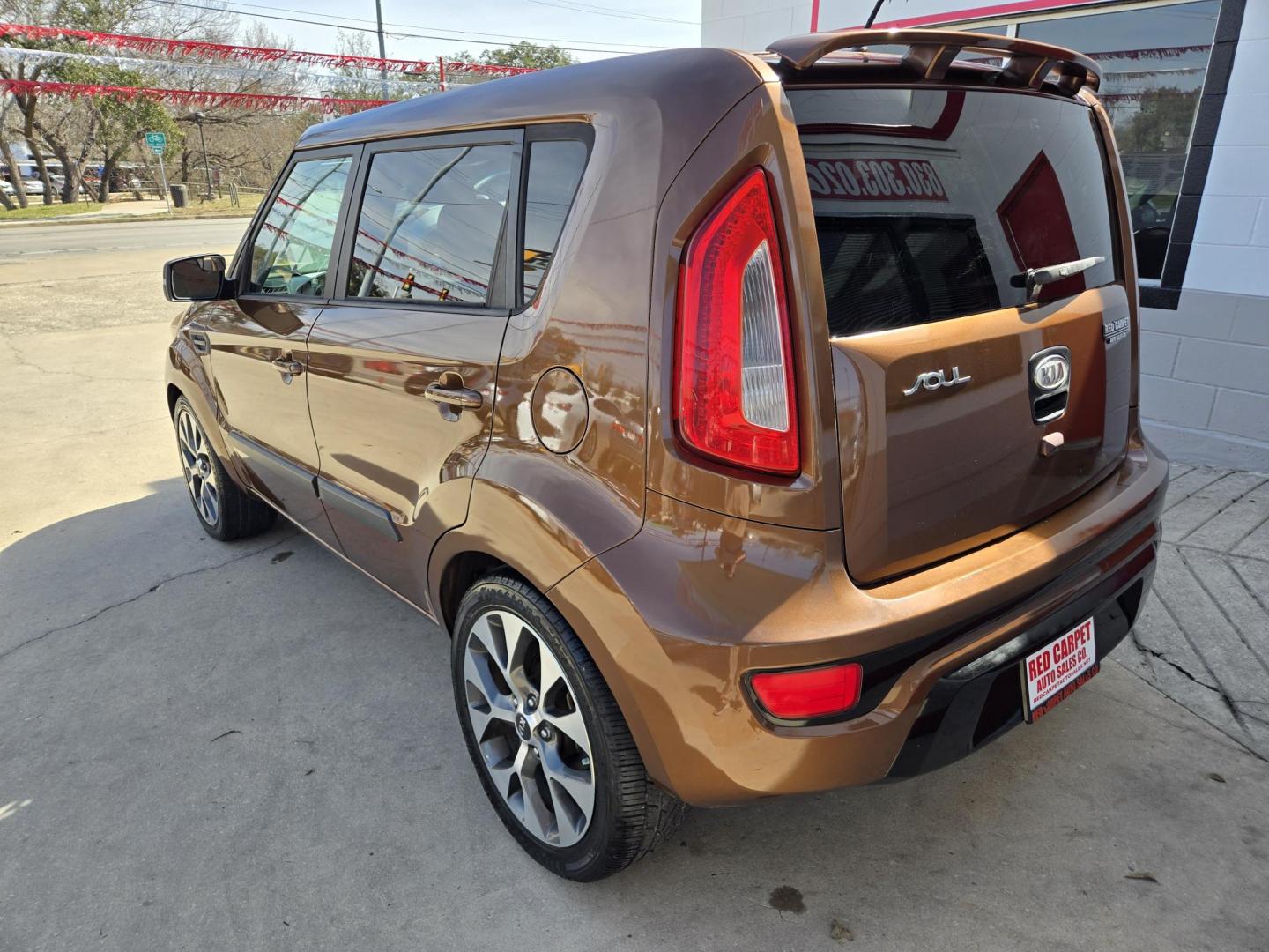 2012 BROWN Kia Soul ! (KNDJT2A65C7) with an 2.0L L4 DOHC 16V engine, Automatic transmission, located at 503 West Court, Seguin, TX, 78155, (830) 379-3373, 29.568621, -97.969803 - 2012 Kia Soul ! with a 2.0L L4 DOHC 16V, Automatic, Tilt, Cruise, AM/FM/CD Stereo, Power Windows, Locks and Side Mirrors, Bluetooth, Tinted Windows, Power Sunroof, Alloy Wheels, Heated Seats, Rear Wiper, Rear Defroster and more!! - Photo#3