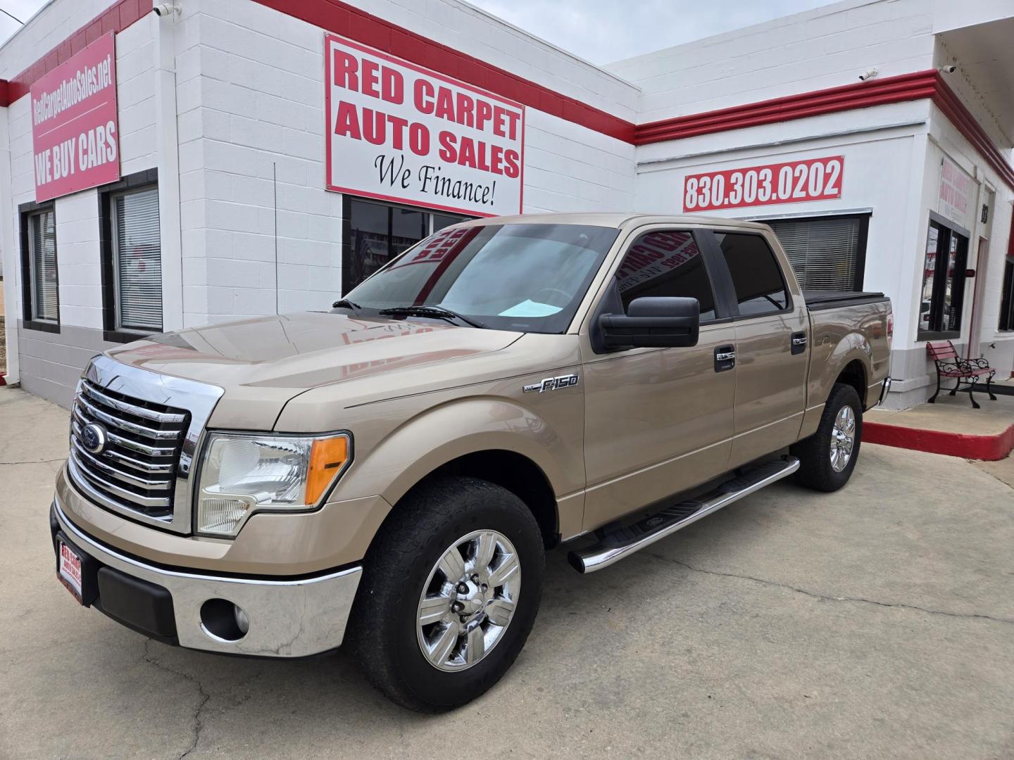2012 GOLD Ford F-150 FX2 SuperCrew 5.5-ft. Bed 2WD (1FTFW1CF1CK) with an 5.0L V8 engine, 6-Speed Automatic transmission, located at 503 West Court, Seguin, TX, 78155, (830) 379-3373, 29.568621, -97.969803 - 2012 Ford F-150 XLT SuperCrew 2WD with a 5.0L V8, Automatic, Tilt, Cruise, AM/FM/CD/AUX Stereo, Power Windows, Locks, Seat and Side Mirrors, Bluetooth, Tinted Windows, Front Bench Seating, Alloy Wheels, Running Boards, Trailer Towing, Tonneau Cover and more!! - Photo#0