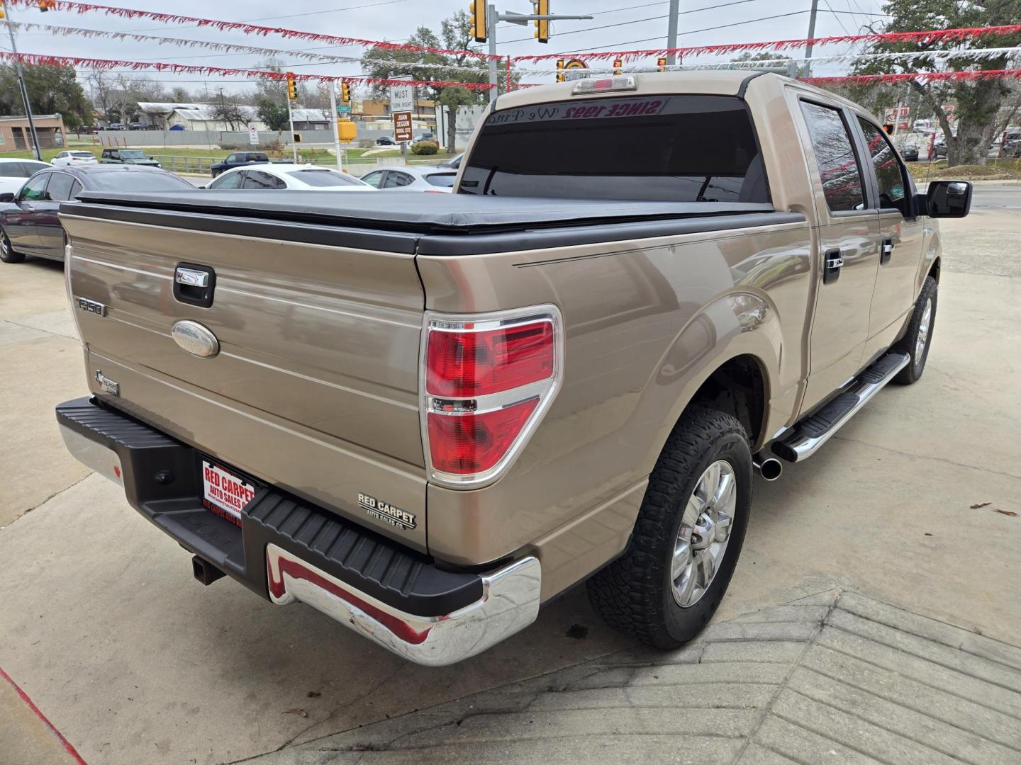 2012 GOLD Ford F-150 FX2 SuperCrew 5.5-ft. Bed 2WD (1FTFW1CF1CK) with an 5.0L V8 engine, 6-Speed Automatic transmission, located at 503 West Court, Seguin, TX, 78155, (830) 379-3373, 29.568621, -97.969803 - 2012 Ford F-150 XLT SuperCrew 2WD with a 5.0L V8, Automatic, Tilt, Cruise, AM/FM/CD/AUX Stereo, Power Windows, Locks, Seat and Side Mirrors, Bluetooth, Tinted Windows, Front Bench Seating, Alloy Wheels, Running Boards, Trailer Towing, Tonneau Cover and more!! - Photo#2