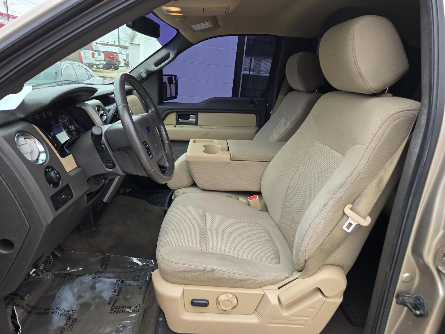 2012 GOLD Ford F-150 FX2 SuperCrew 5.5-ft. Bed 2WD (1FTFW1CF1CK) with an 5.0L V8 engine, 6-Speed Automatic transmission, located at 503 West Court, Seguin, TX, 78155, (830) 379-3373, 29.568621, -97.969803 - 2012 Ford F-150 XLT SuperCrew 2WD with a 5.0L V8, Automatic, Tilt, Cruise, AM/FM/CD/AUX Stereo, Power Windows, Locks, Seat and Side Mirrors, Bluetooth, Tinted Windows, Front Bench Seating, Alloy Wheels, Running Boards, Trailer Towing, Tonneau Cover and more!! - Photo#4