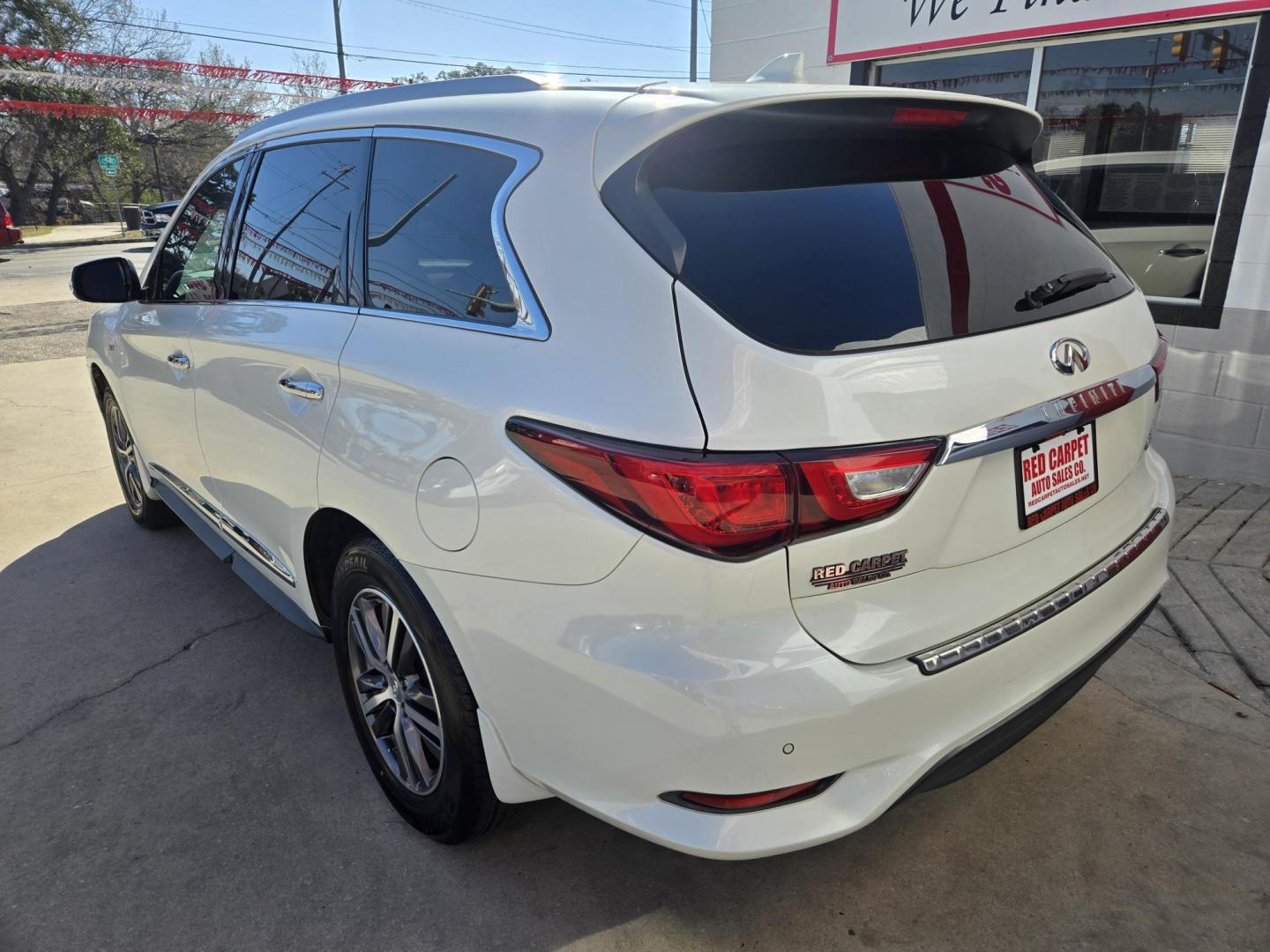 2017 WHITE Infiniti QX60 Base AWD (5N1DL0MM0HC) with an 3.5L V6 DOHC 24V engine, Automatic transmission, located at 503 West Court, Seguin, TX, 78155, (830) 379-3373, 29.568621, -97.969803 - 2017 Infiniti QX60 Base AWD with a 3.5L V6 DOHC 24V, Automatic, Tilt, Cruise, AM/FM/AUX Touchscreen Stereo, Power Windows, Locks, Seat and Side Mirrors, Leather Seating, Bluetooth, Navigation, Heated Seats, Dual Climate Control, Rear A/C, Third Row Seating, Tinted Windows, Power Rear Hatch, Power Su - Photo#3