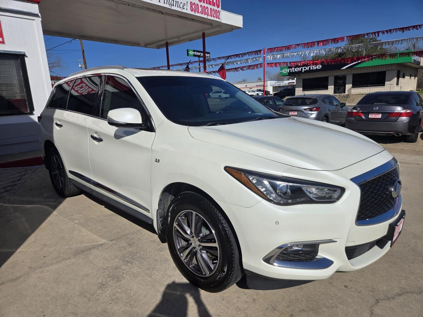 2017 WHITE Infiniti QX60 Base AWD (5N1DL0MM0HC) with an 3.5L V6 DOHC 24V engine, Automatic transmission, located at 503 West Court, Seguin, TX, 78155, (830) 379-3373, 29.568621, -97.969803 - 2017 Infiniti QX60 Base AWD with a 3.5L V6 DOHC 24V, Automatic, Tilt, Cruise, AM/FM/AUX Touchscreen Stereo, Power Windows, Locks, Seat and Side Mirrors, Leather Seating, Bluetooth, Navigation, Heated Seats, Dual Climate Control, Rear A/C, Third Row Seating, Tinted Windows, Power Rear Hatch, Power Su - Photo#1