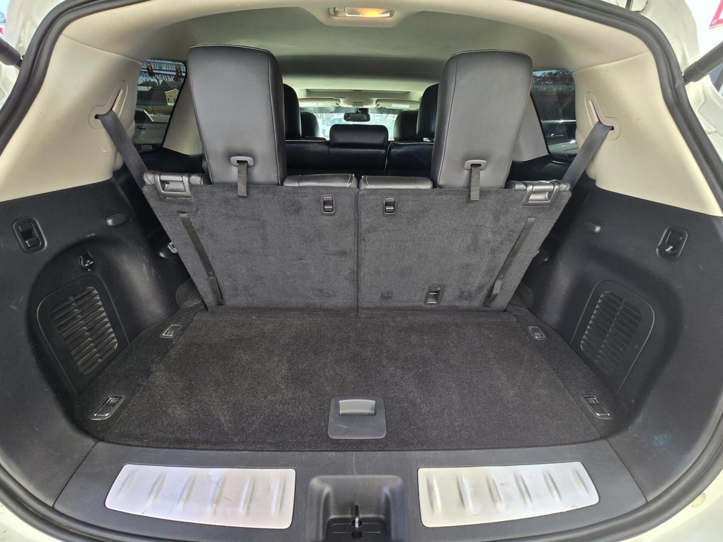 2017 WHITE Infiniti QX60 Base AWD (5N1DL0MM0HC) with an 3.5L V6 DOHC 24V engine, Automatic transmission, located at 503 West Court, Seguin, TX, 78155, (830) 379-3373, 29.568621, -97.969803 - 2017 Infiniti QX60 Base AWD with a 3.5L V6 DOHC 24V, Automatic, Tilt, Cruise, AM/FM/AUX Touchscreen Stereo, Power Windows, Locks, Seat and Side Mirrors, Leather Seating, Bluetooth, Navigation, Heated Seats, Dual Climate Control, Rear A/C, Third Row Seating, Tinted Windows, Power Rear Hatch, Power Su - Photo#8