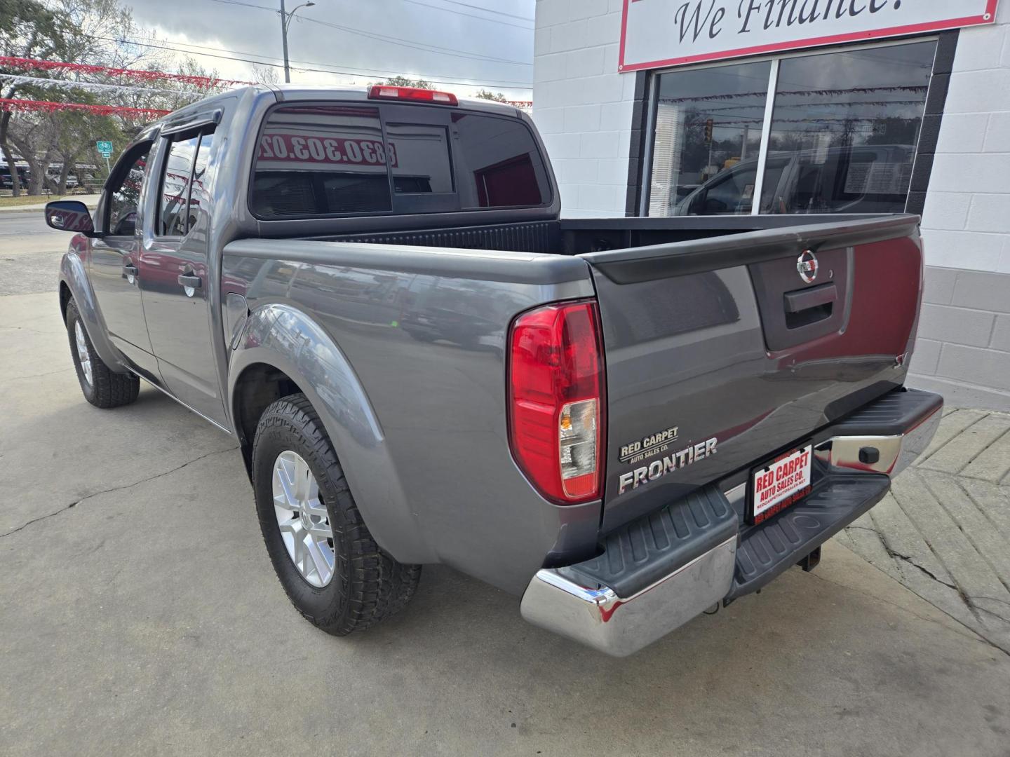 2019 GRAY Nissan Frontier SL Crew Cab 5AT 2WD (1N6AD0ER5KN) with an 4.0L V6 DOHC 24V engine, 5A transmission, located at 503 West Court, Seguin, TX, 78155, (830) 379-3373, 29.568621, -97.969803 - 2019 Nissan Frontier SL Crew Cab 2WD with a 4.0L V6 DOHC 24V, Automatic, Tilt, Cruise, AM/FM/AUX Touchscreen Stereo, Power Windows, Locks and Side Mirrors, Bluetooth, Tinted Windows, Trailer Towing, Alloy Wheels, Backup Camera and more!! - Photo#3