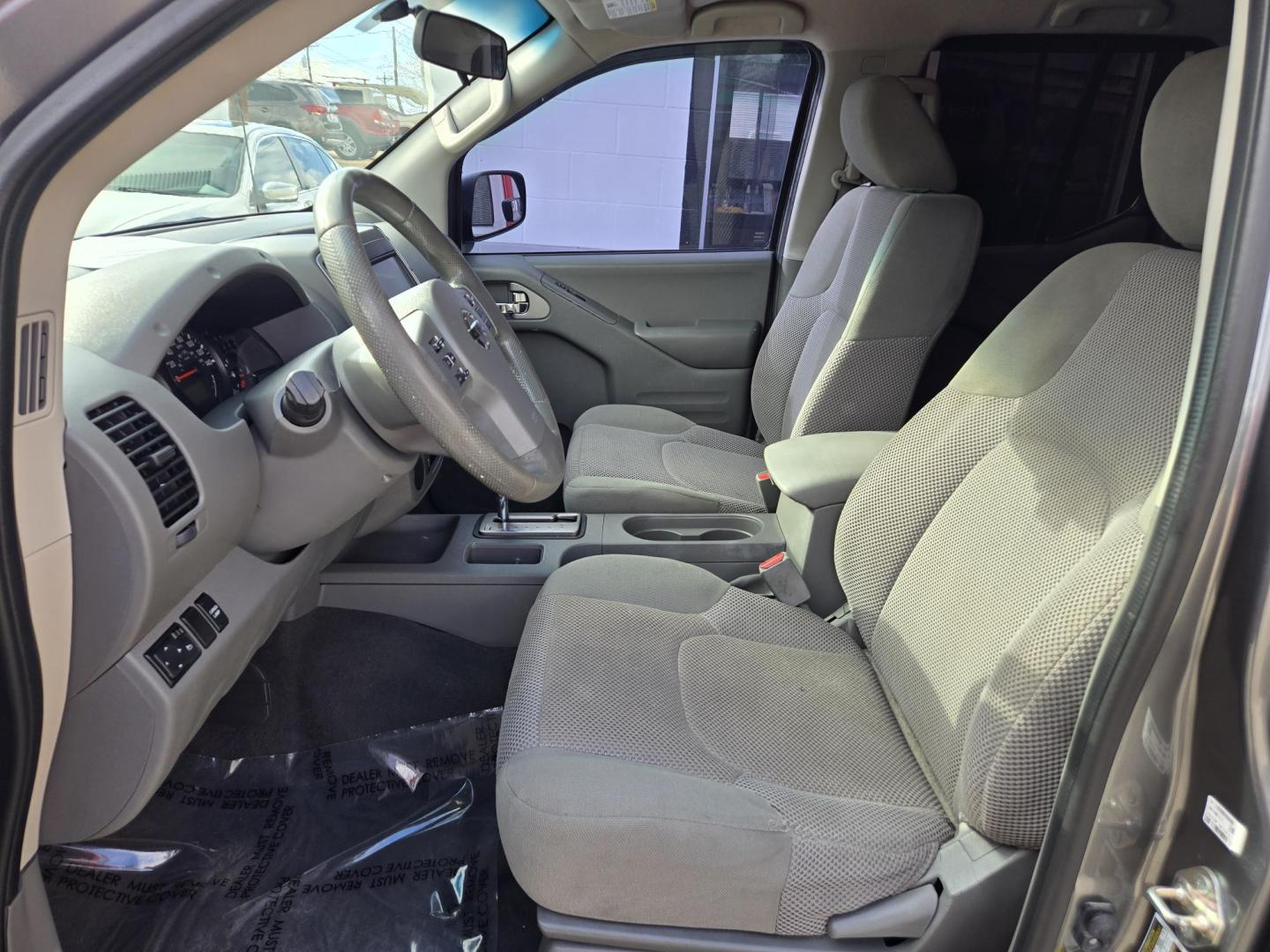 2019 GRAY Nissan Frontier SL Crew Cab 5AT 2WD (1N6AD0ER5KN) with an 4.0L V6 DOHC 24V engine, 5A transmission, located at 503 West Court, Seguin, TX, 78155, (830) 379-3373, 29.568621, -97.969803 - 2019 Nissan Frontier SL Crew Cab 2WD with a 4.0L V6 DOHC 24V, Automatic, Tilt, Cruise, AM/FM/AUX Touchscreen Stereo, Power Windows, Locks and Side Mirrors, Bluetooth, Tinted Windows, Trailer Towing, Alloy Wheels, Backup Camera and more!! - Photo#4