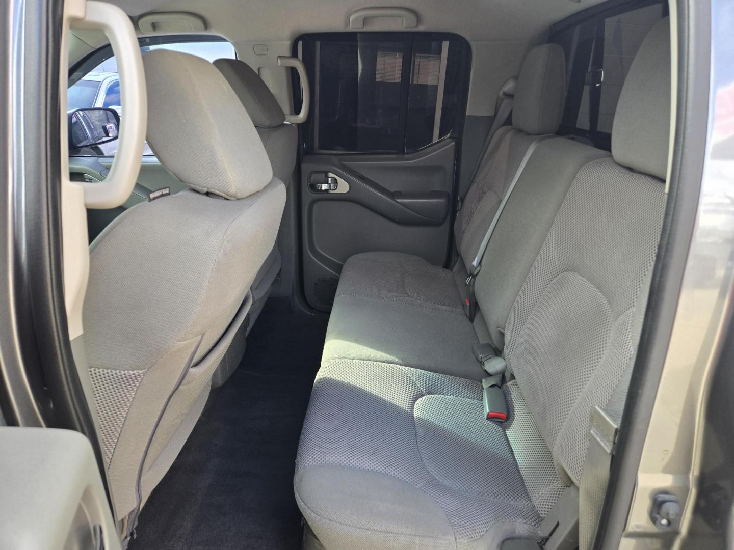 2019 GRAY Nissan Frontier SL Crew Cab 5AT 2WD (1N6AD0ER5KN) with an 4.0L V6 DOHC 24V engine, 5A transmission, located at 503 West Court, Seguin, TX, 78155, (830) 379-3373, 29.568621, -97.969803 - 2019 Nissan Frontier SL Crew Cab 2WD with a 4.0L V6 DOHC 24V, Automatic, Tilt, Cruise, AM/FM/AUX Touchscreen Stereo, Power Windows, Locks and Side Mirrors, Bluetooth, Tinted Windows, Trailer Towing, Alloy Wheels, Backup Camera and more!! - Photo#6