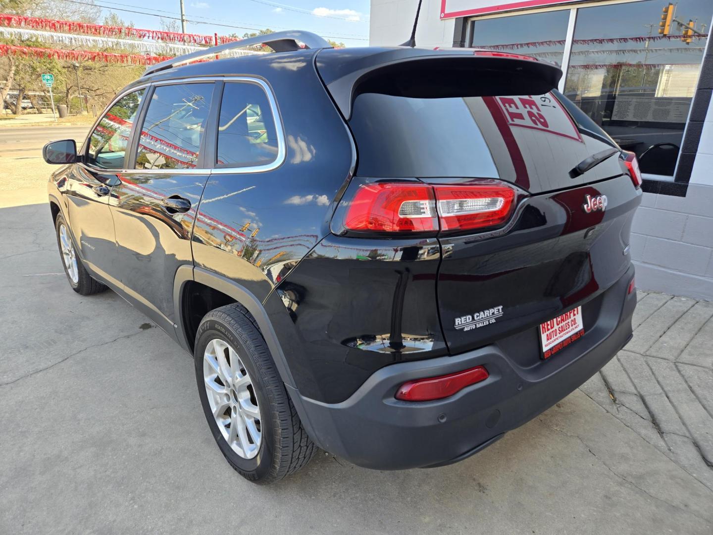 2018 Black Jeep Cherokee Latitude Plus FWD (1C4PJLLB5JD) with an 2.4L L4 DOHC 16V engine, 9A transmission, located at 503 West Court, Seguin, TX, 78155, (830) 379-3373, 29.568621, -97.969803 - Photo#3