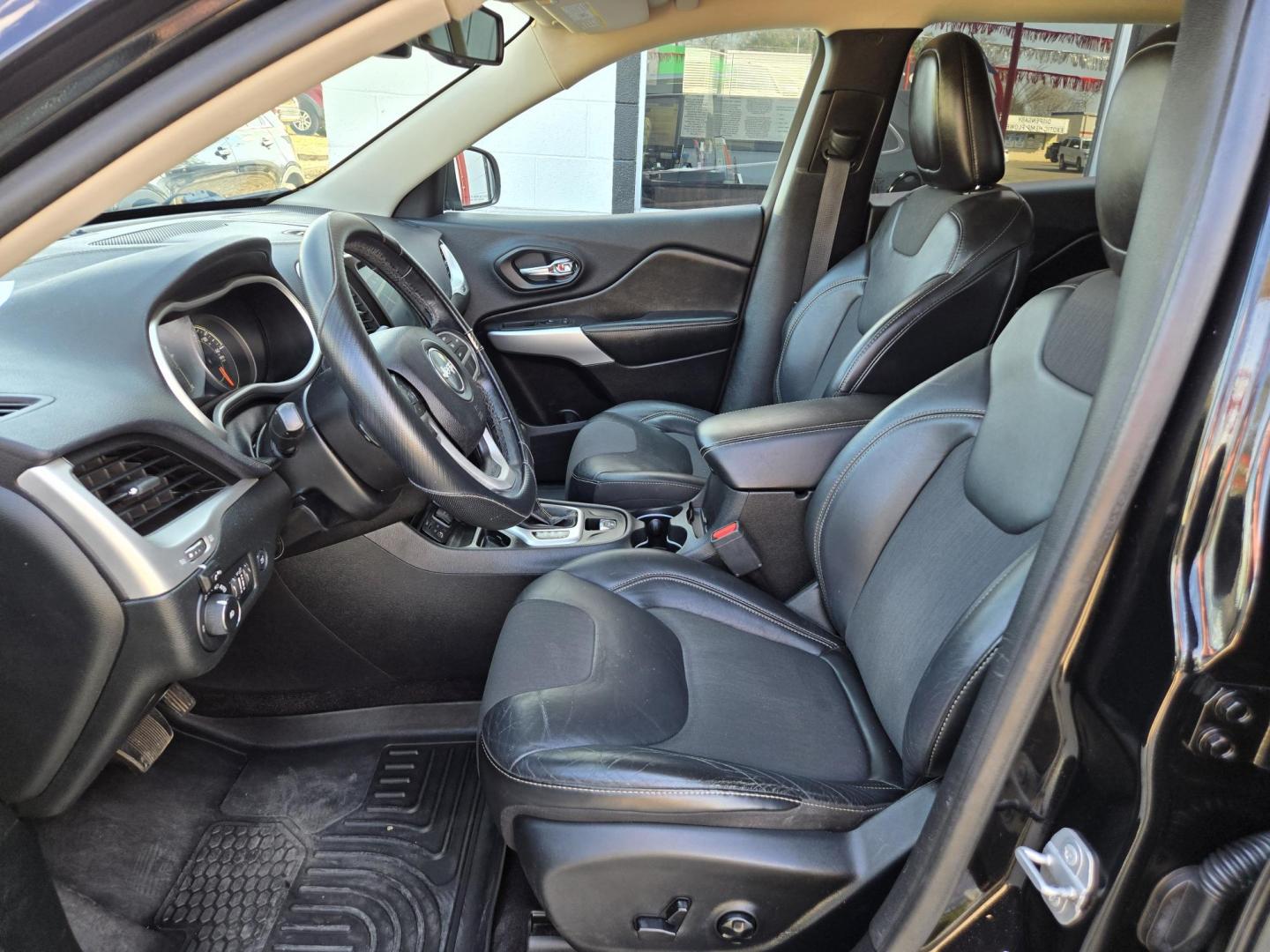 2018 Black Jeep Cherokee Latitude Plus FWD (1C4PJLLB5JD) with an 2.4L L4 DOHC 16V engine, 9A transmission, located at 503 West Court, Seguin, TX, 78155, (830) 379-3373, 29.568621, -97.969803 - Photo#4