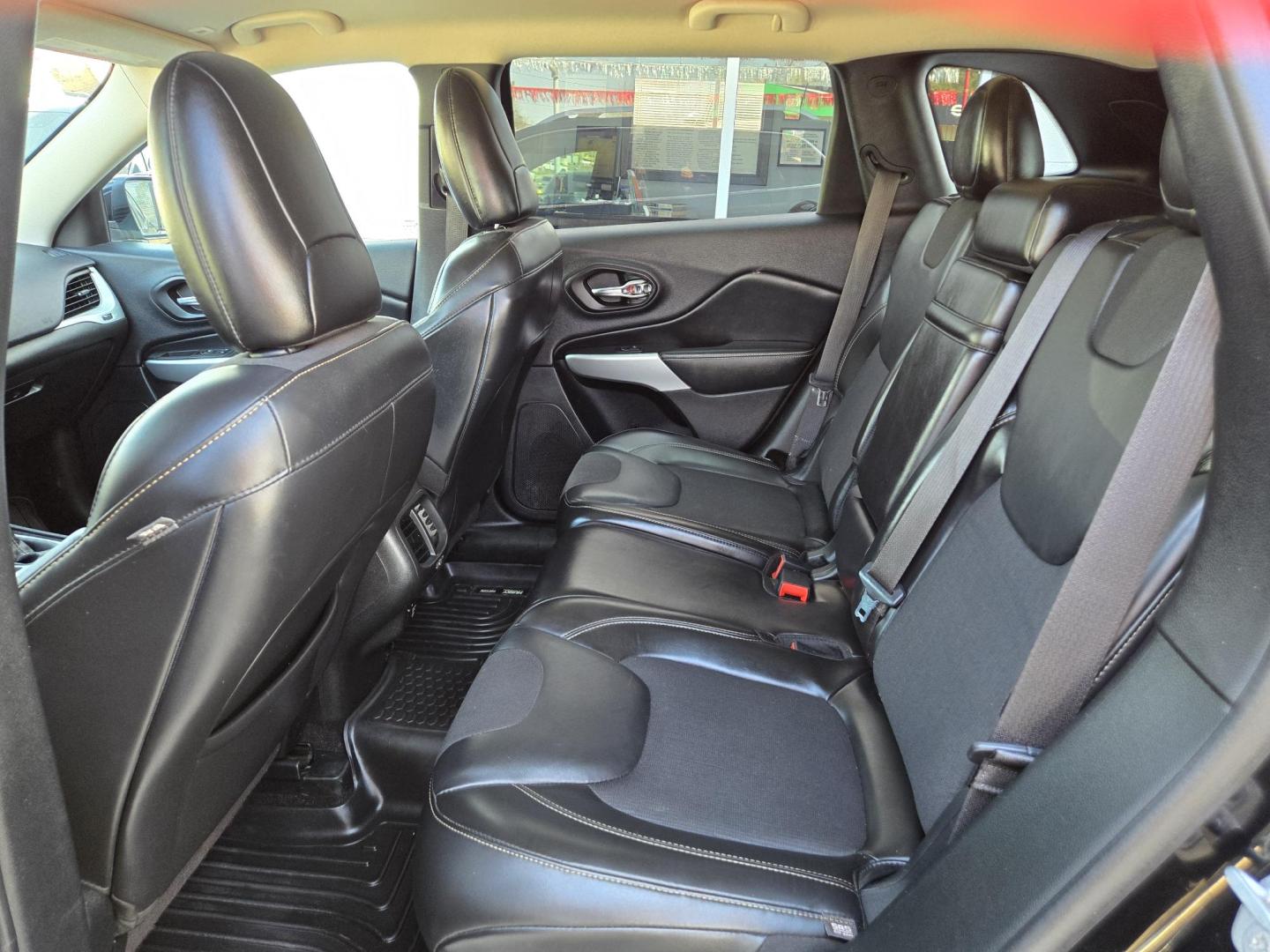 2018 Black Jeep Cherokee Latitude Plus FWD (1C4PJLLB5JD) with an 2.4L L4 DOHC 16V engine, 9A transmission, located at 503 West Court, Seguin, TX, 78155, (830) 379-3373, 29.568621, -97.969803 - Photo#6