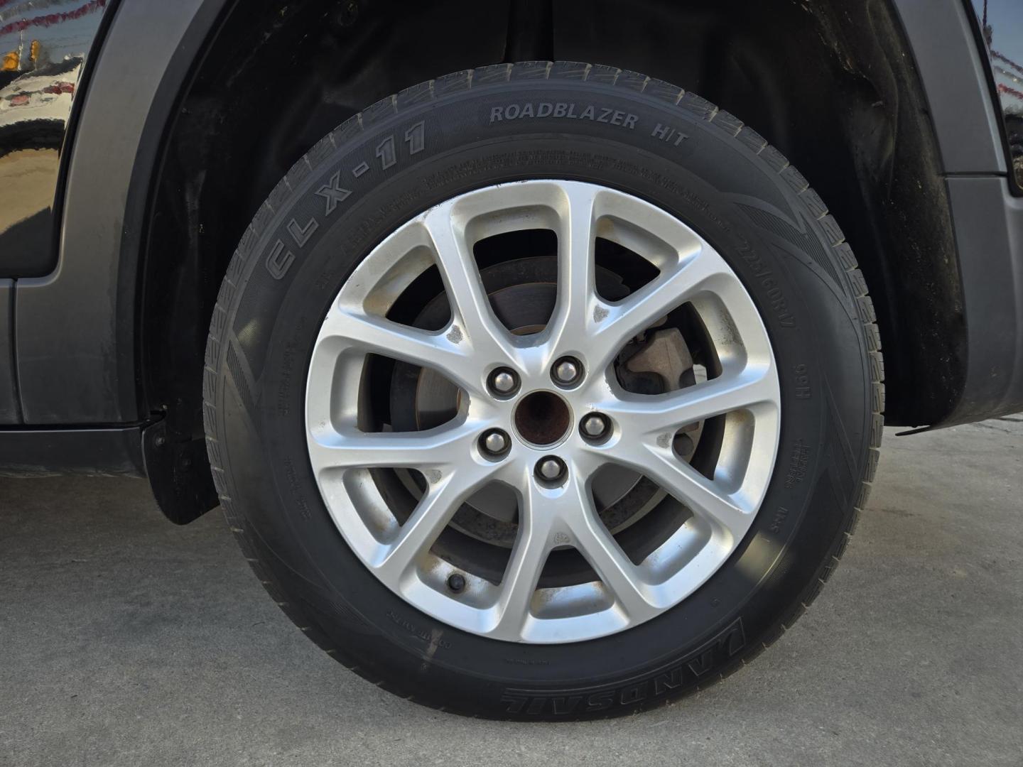 2018 Black Jeep Cherokee Latitude Plus FWD (1C4PJLLB5JD) with an 2.4L L4 DOHC 16V engine, 9A transmission, located at 503 West Court, Seguin, TX, 78155, (830) 379-3373, 29.568621, -97.969803 - Photo#8