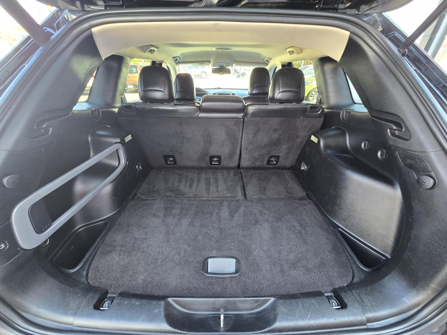 2018 Black Jeep Cherokee Latitude Plus FWD (1C4PJLLB5JD) with an 2.4L L4 DOHC 16V engine, 9A transmission, located at 503 West Court, Seguin, TX, 78155, (830) 379-3373, 29.568621, -97.969803 - Photo#7