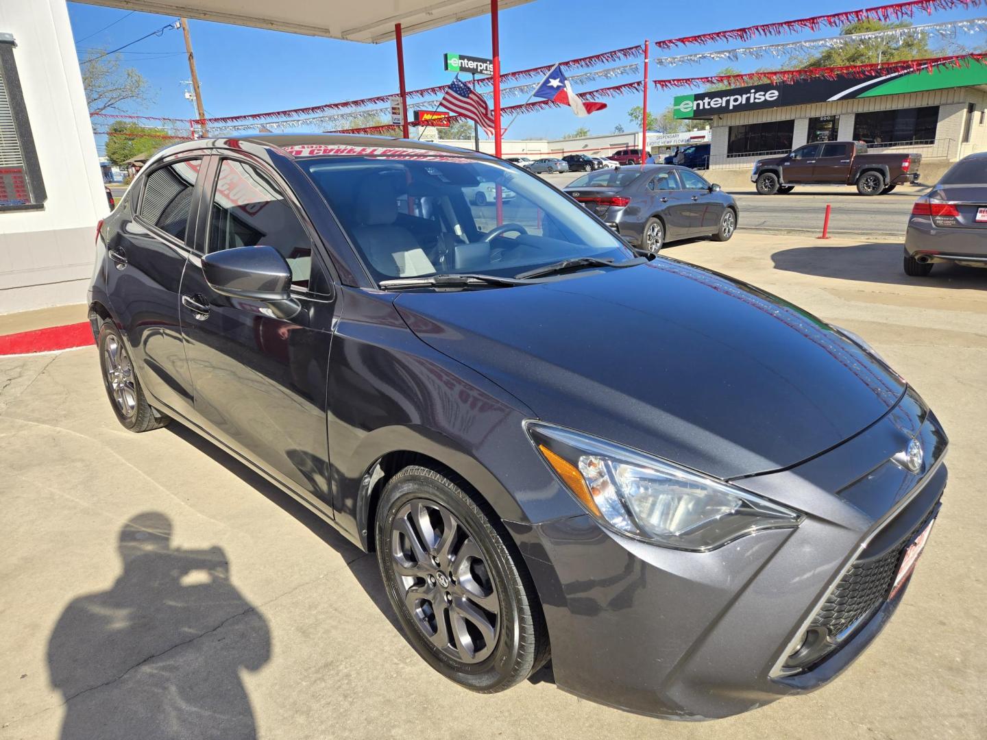 2020 Blue Toyota Yaris L 5-Door AT (3MYDLBJV9LY) with an 1.5L L4 DOHC 16V engine, 4A transmission, located at 503 West Court, Seguin, TX, 78155, (830) 379-3373, 29.568621, -97.969803 - Photo#1