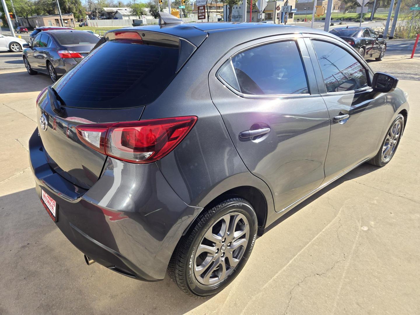 2020 Blue Toyota Yaris L 5-Door AT (3MYDLBJV9LY) with an 1.5L L4 DOHC 16V engine, 4A transmission, located at 503 West Court, Seguin, TX, 78155, (830) 379-3373, 29.568621, -97.969803 - Photo#2