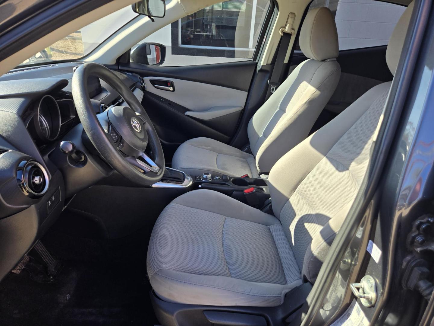 2020 Blue Toyota Yaris L 5-Door AT (3MYDLBJV9LY) with an 1.5L L4 DOHC 16V engine, 4A transmission, located at 503 West Court, Seguin, TX, 78155, (830) 379-3373, 29.568621, -97.969803 - Photo#4