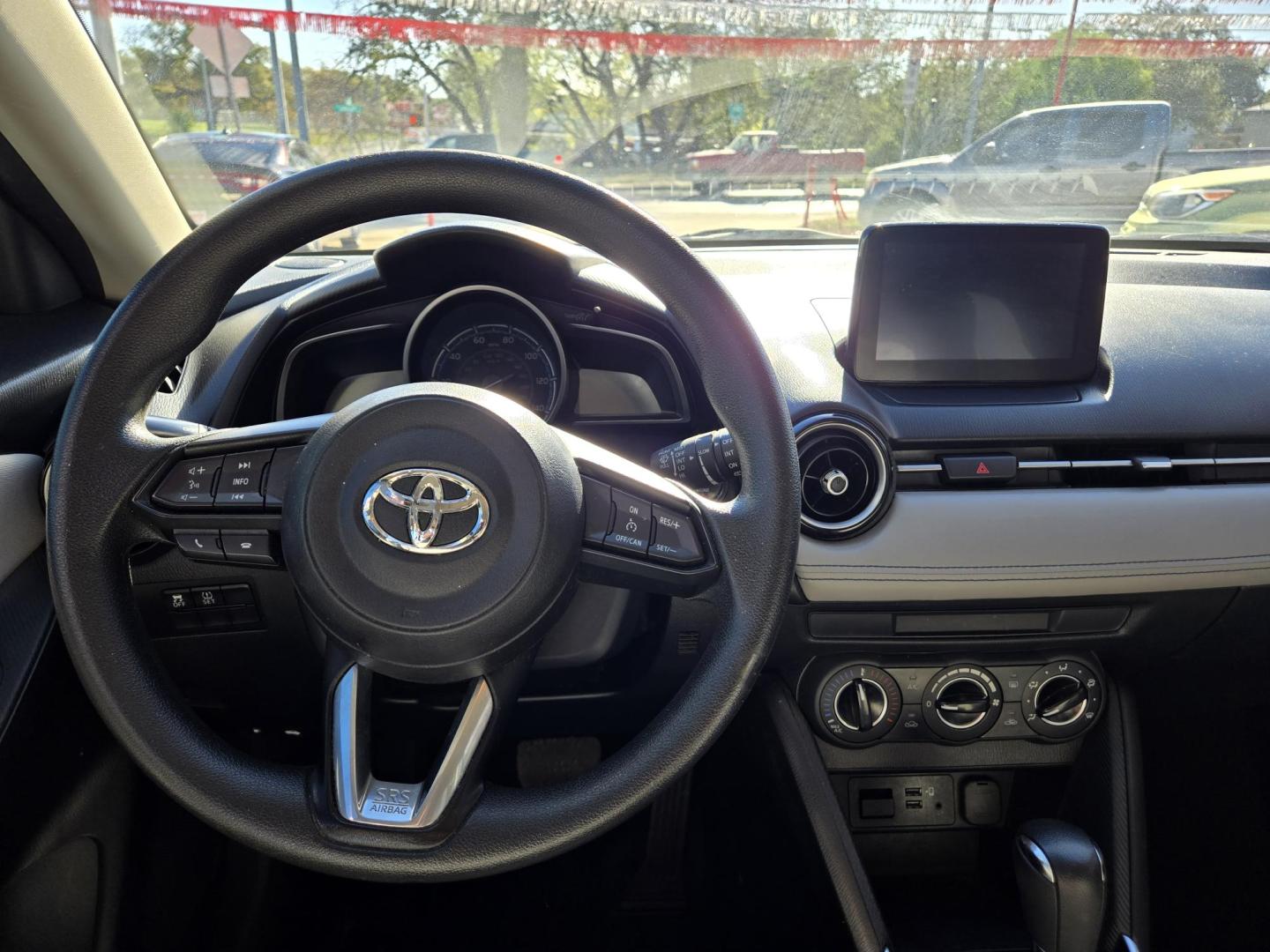 2020 Blue Toyota Yaris L 5-Door AT (3MYDLBJV9LY) with an 1.5L L4 DOHC 16V engine, 4A transmission, located at 503 West Court, Seguin, TX, 78155, (830) 379-3373, 29.568621, -97.969803 - Photo#5